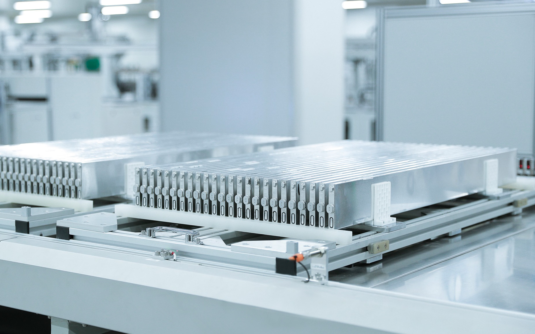 「リン酸鉄リチウムイオンバッテリー」の「ブレードバッテリー」を搭載する