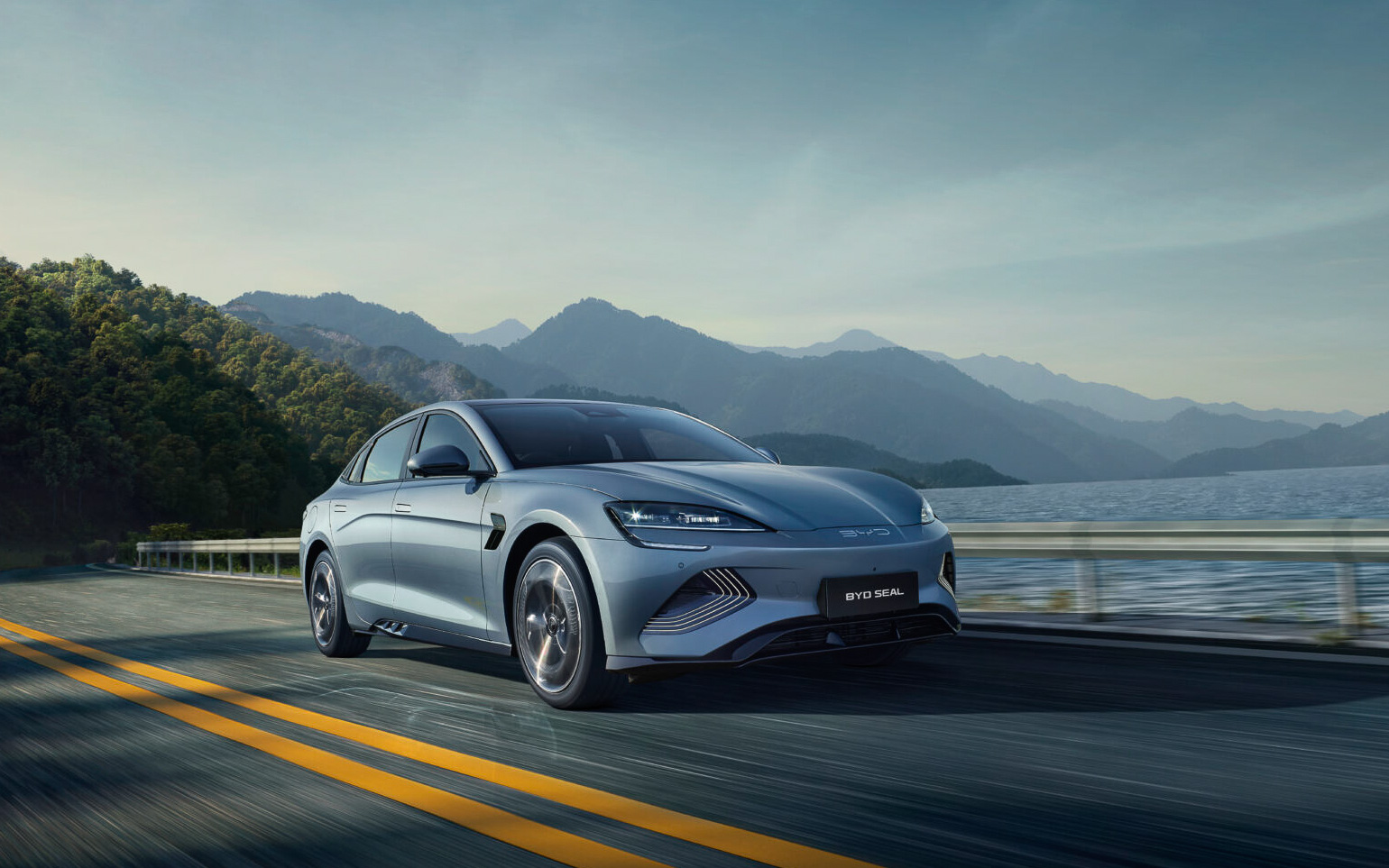 強化したボディ剛性と「可変ダンパーサスペンション」などの採用でスポーツセダンらしい走行性能を実現。SEAL AWDの0-100km/h加速は3.8秒