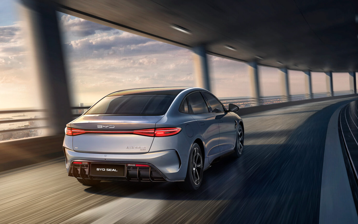 強化したボディ剛性と「可変ダンパーサスペンション」などの採用でスポーツセダンらしい走行性能を実現。SEAL AWDの0-100km/h加速は3.8秒