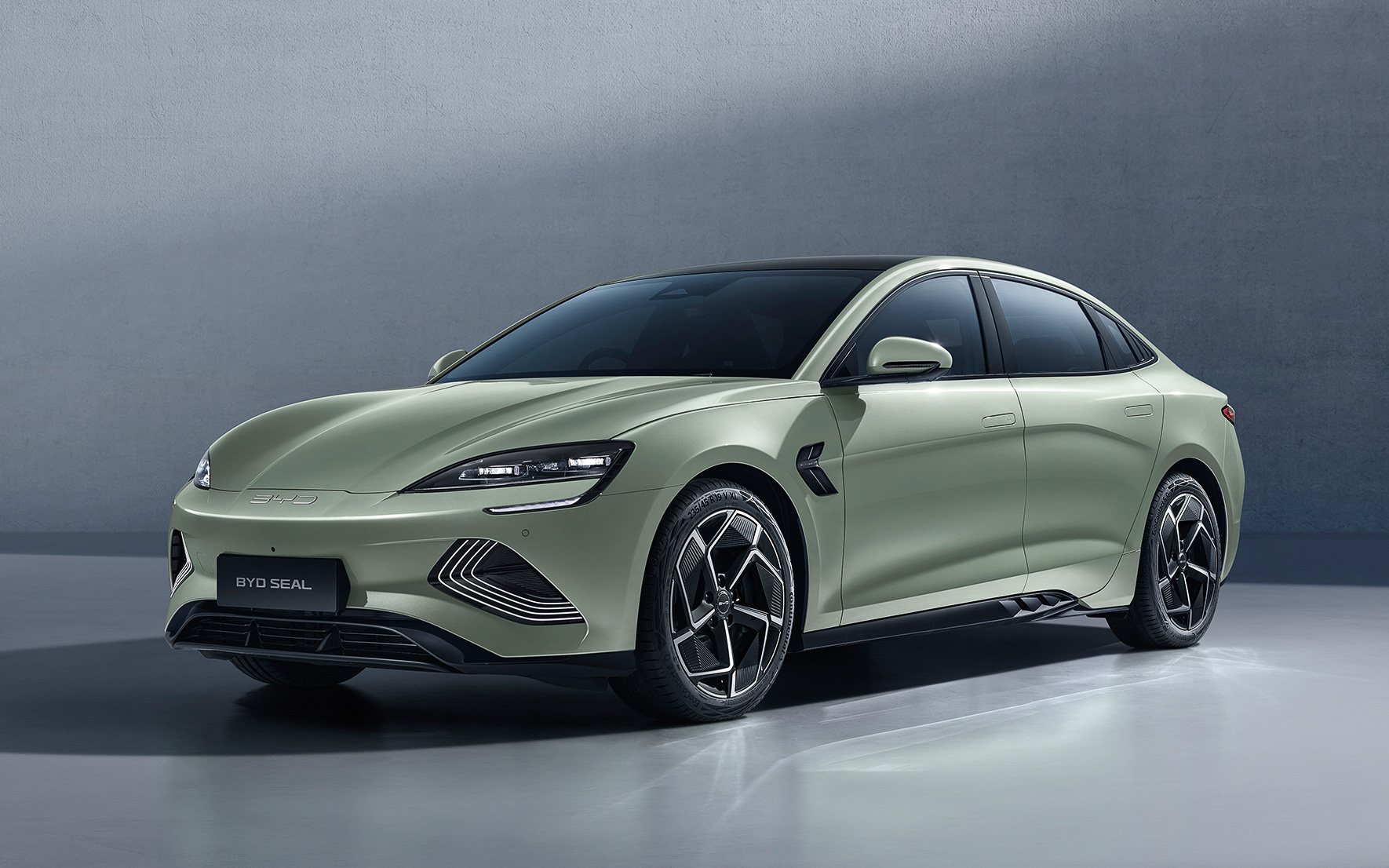 ボディサイズは4800×1875×1460mm（全長×全幅×全高）、ホイールベースは2920mm