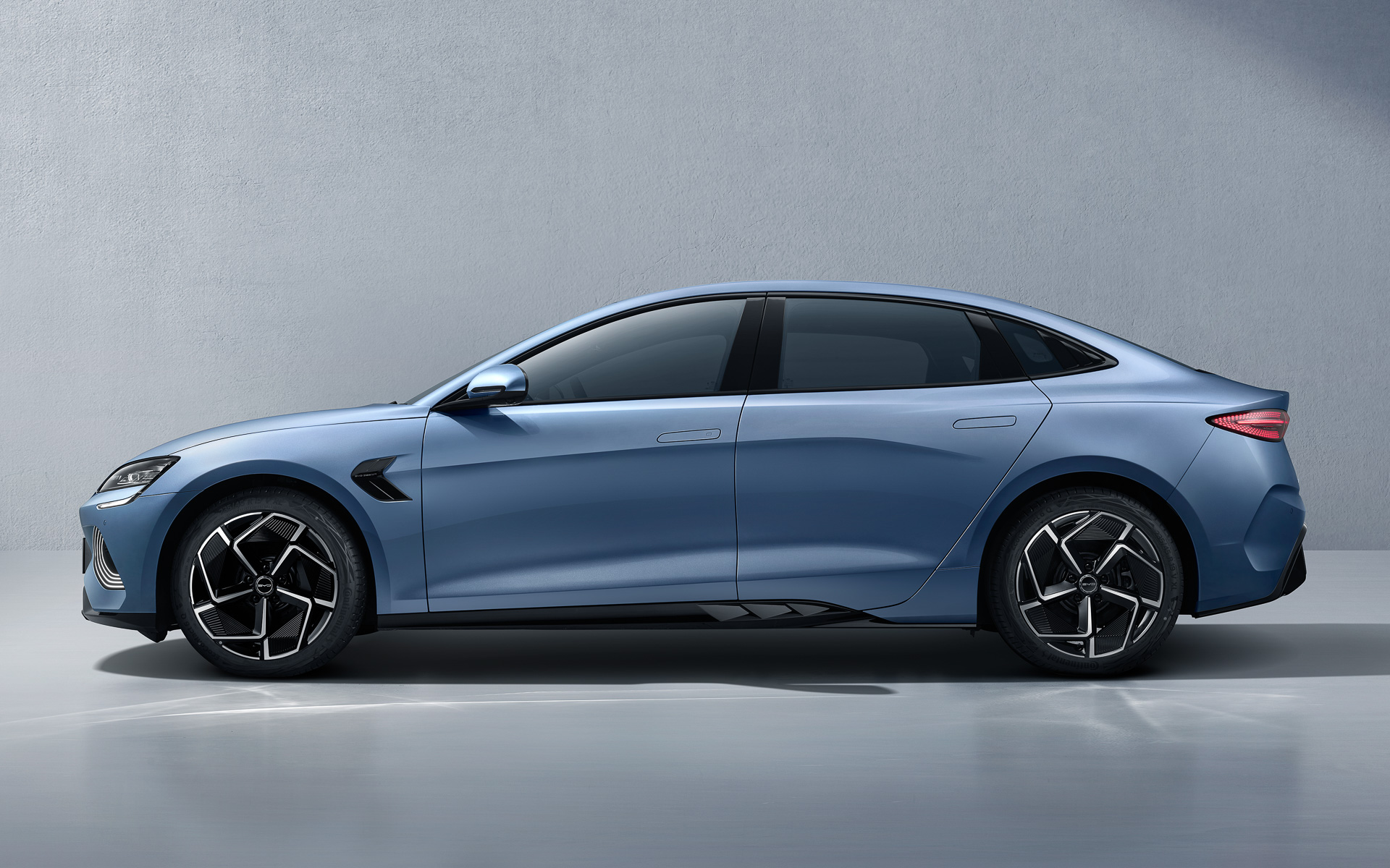 緩やかに流れる波を表現した「ダブルウエストライン」をボディ側面に設定