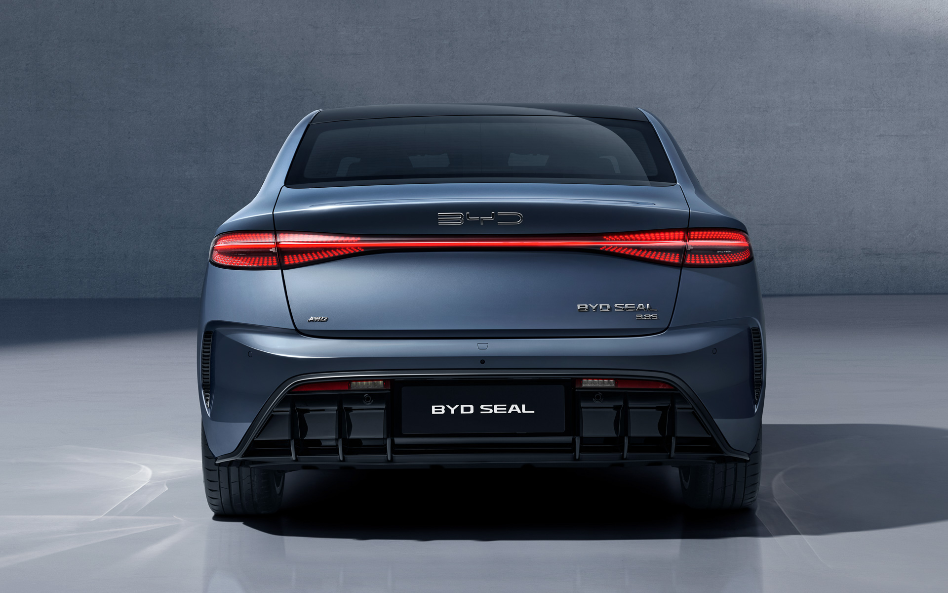 横方向につながるLEDリアコンビネーションランプで空と海の広大さを表現している