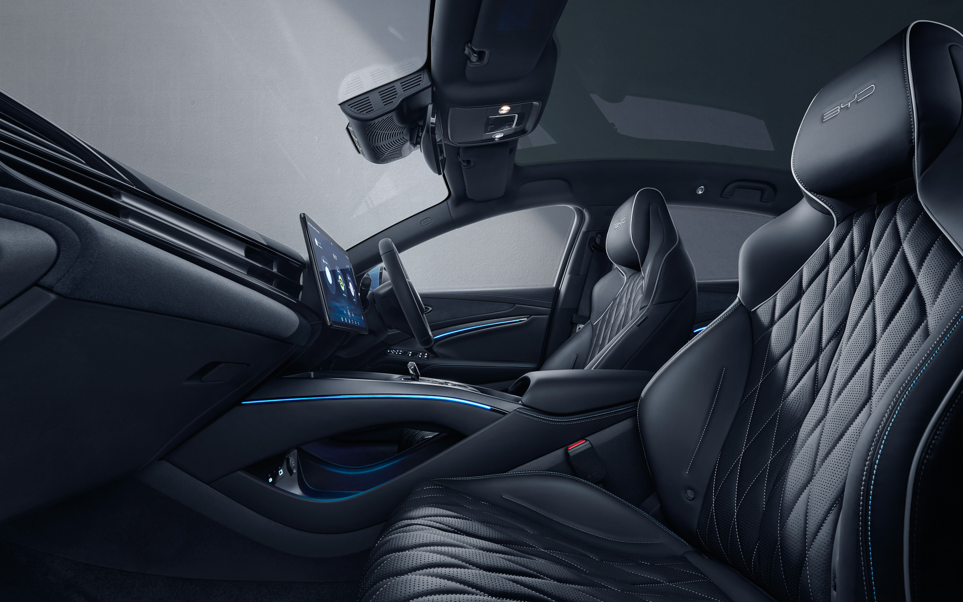 フロントシートは人間工学を採り入れたヘッドレスト一体型スポーツシート