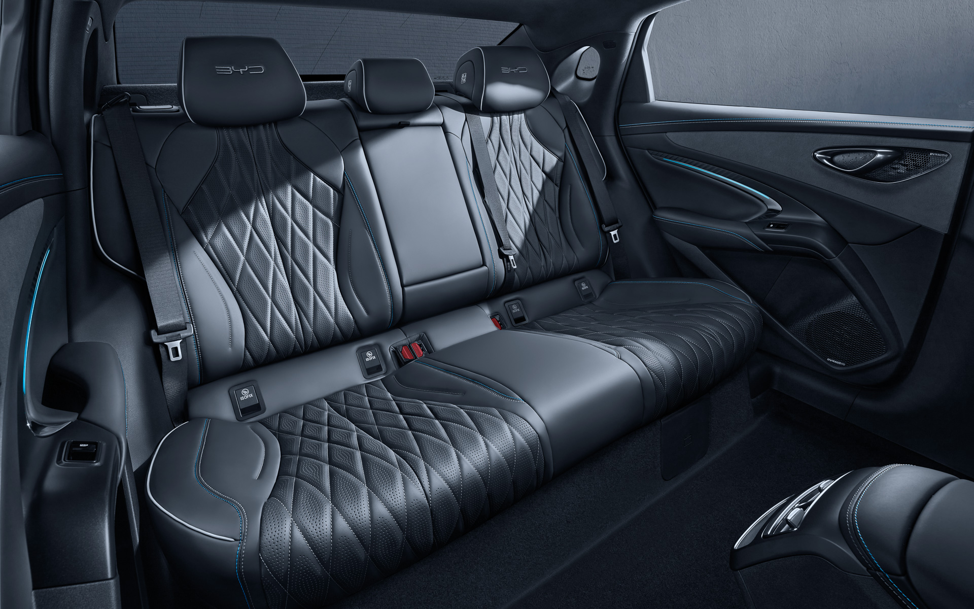 2920mmのロングホイールベースで広々とした後席空間を備える