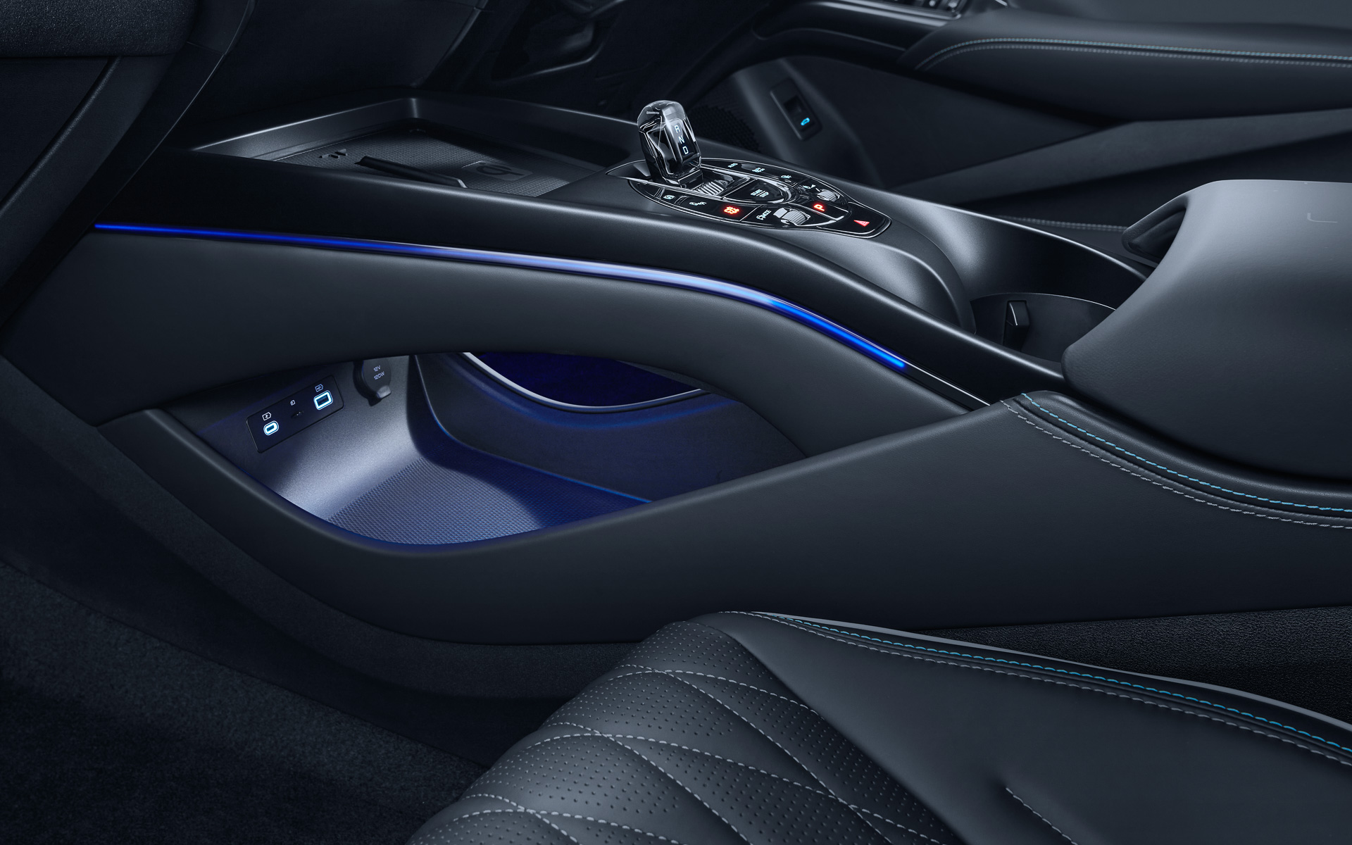 センターコンソールの下は収納スペースとなっており、USBのタイプA＆C端子、12Vアクセサリー電源を用意する