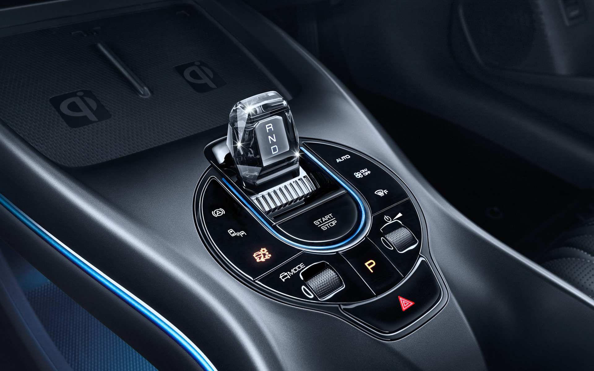 電動シフトレバーは水滴をイメージした「クリスタルギヤレバー」となっている