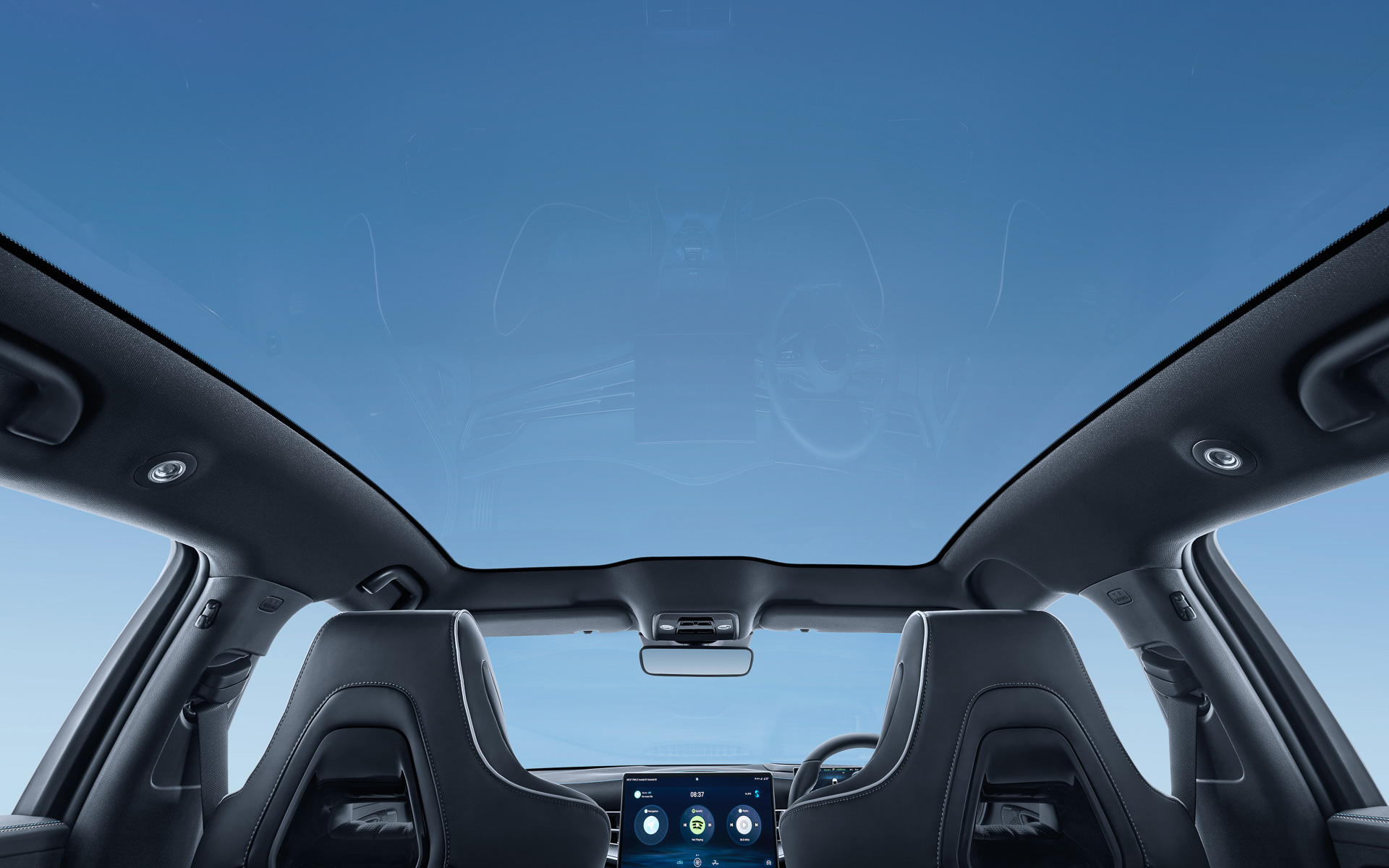 「パノラミックガラスルーフ」も全車で標準装備