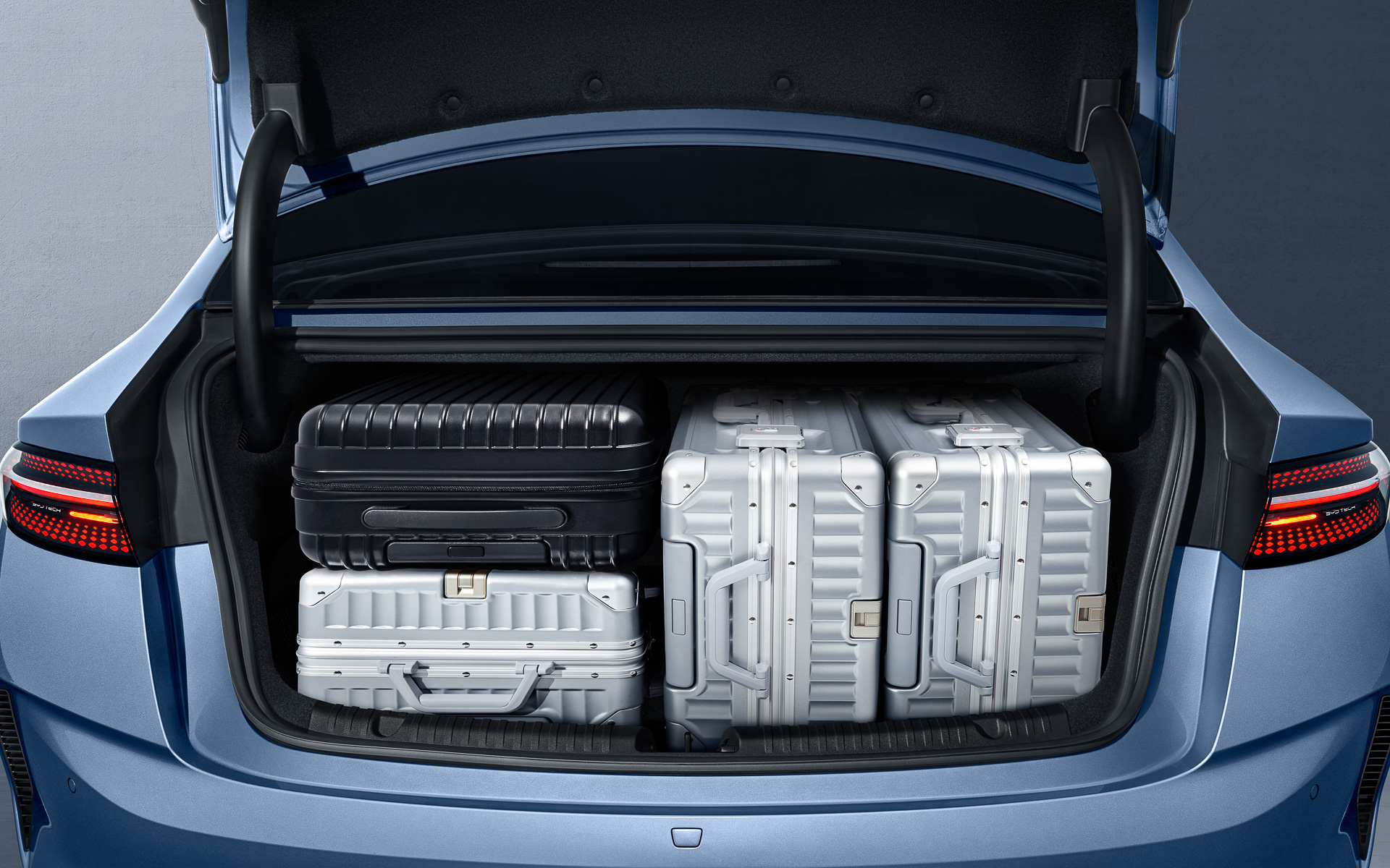 トランク容量は400L。リアシートは6：4分割可倒式となっており、トランクスルーも可能となっている