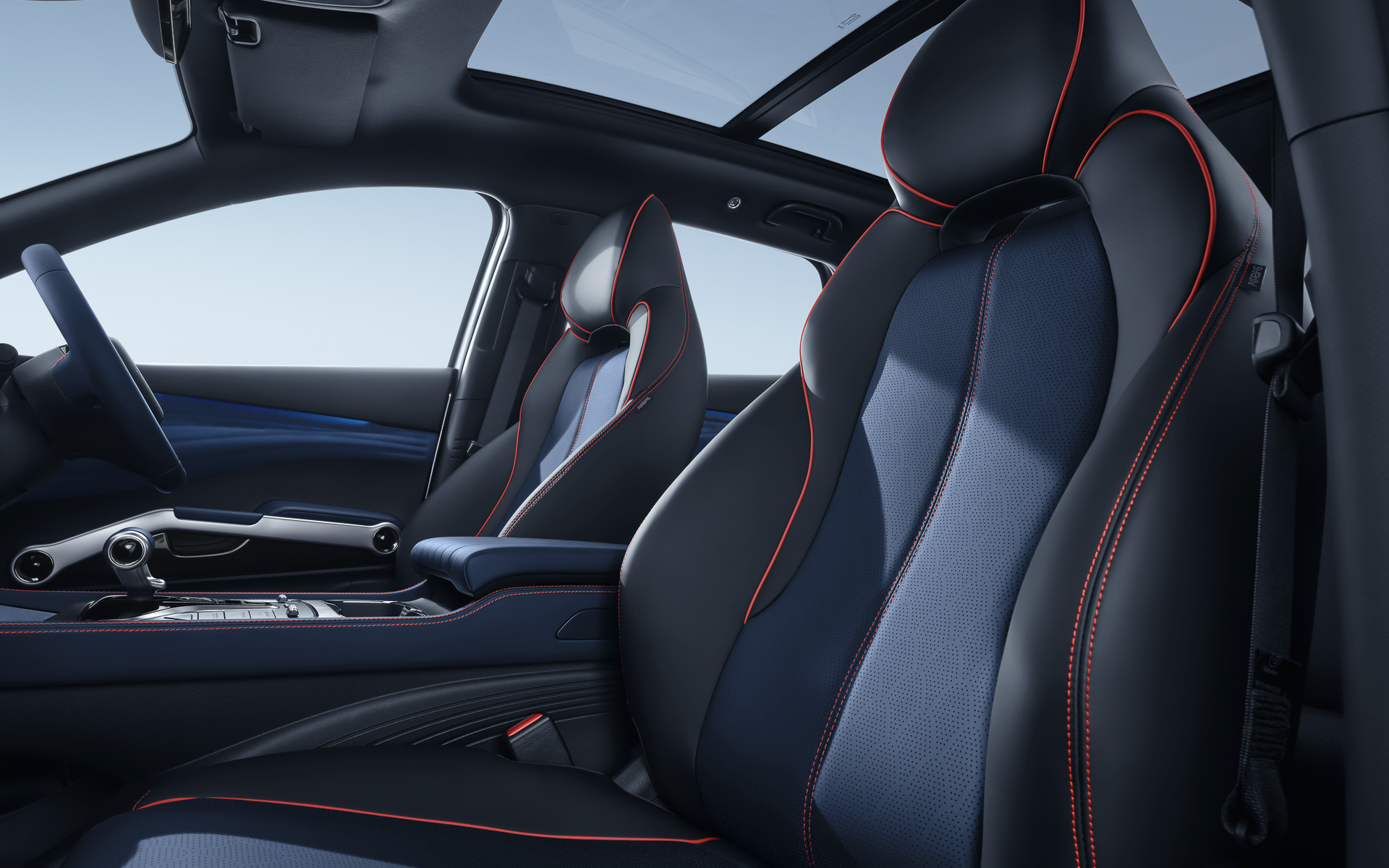 ヘッドレスト一体型のスポーティなフロントシートを装着