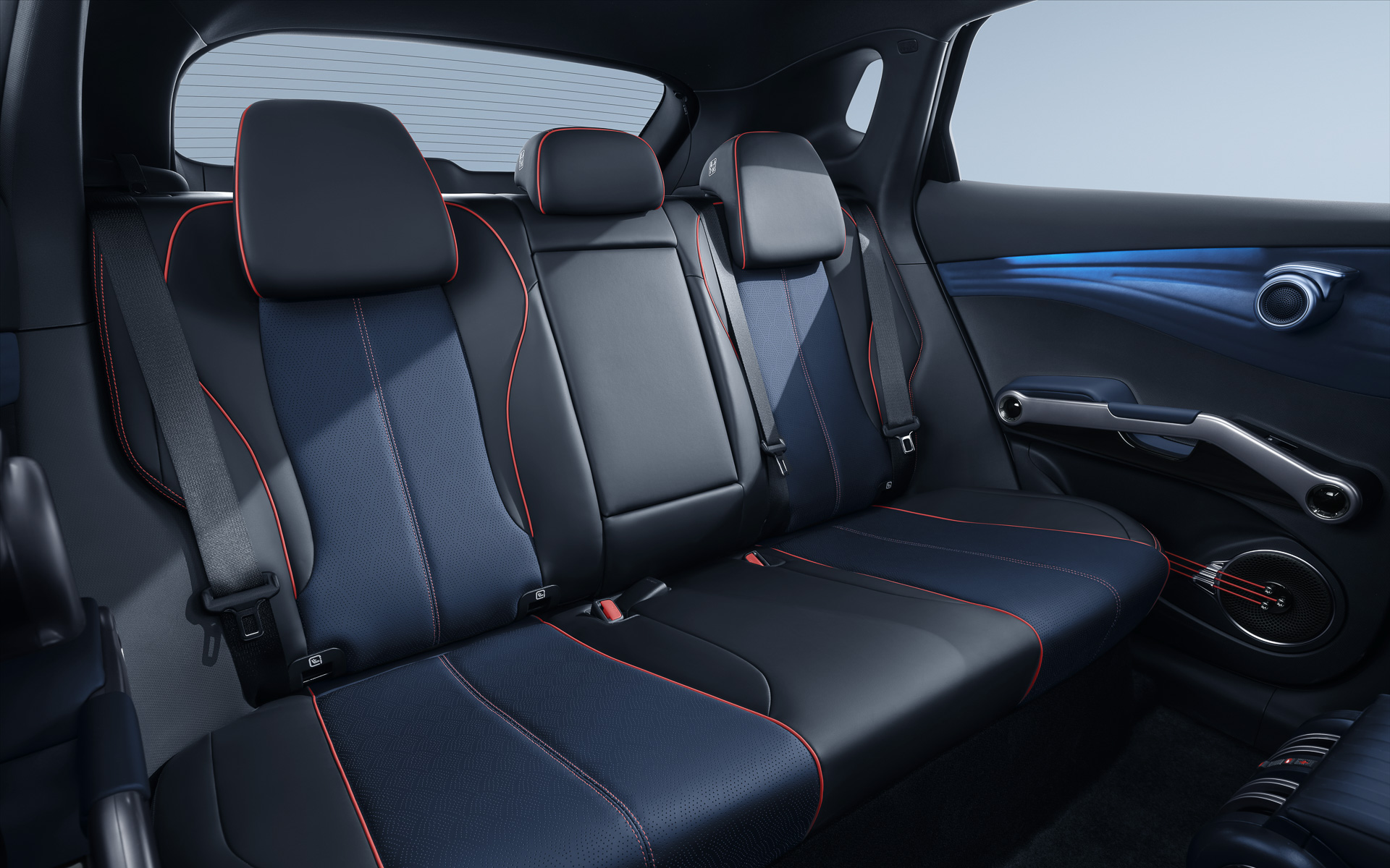 シート表皮には人工皮革を採用する