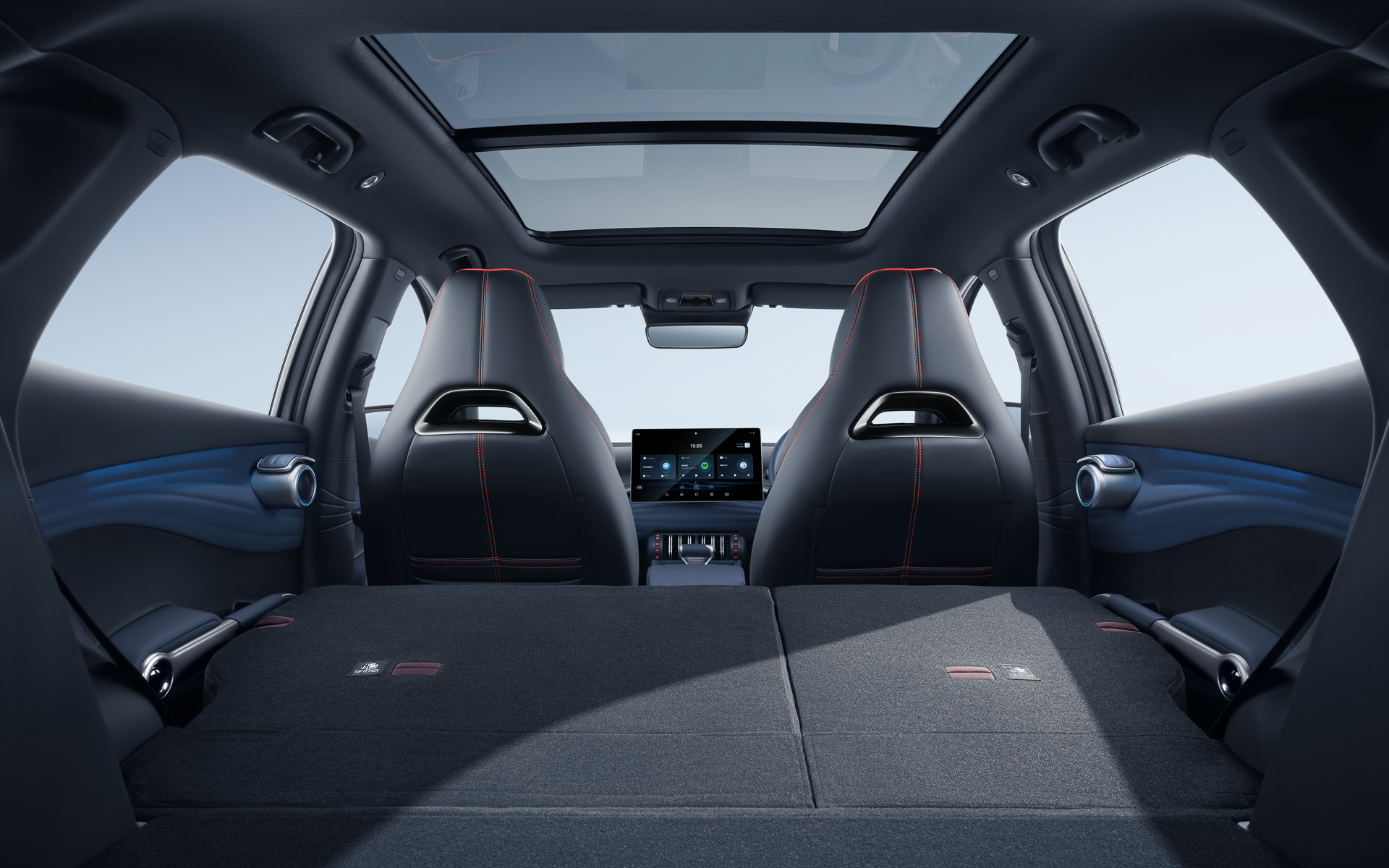 ラゲッジスペース容量は440L。60：40可倒式リアシートを前方に倒して最大1340Lまで拡大可能