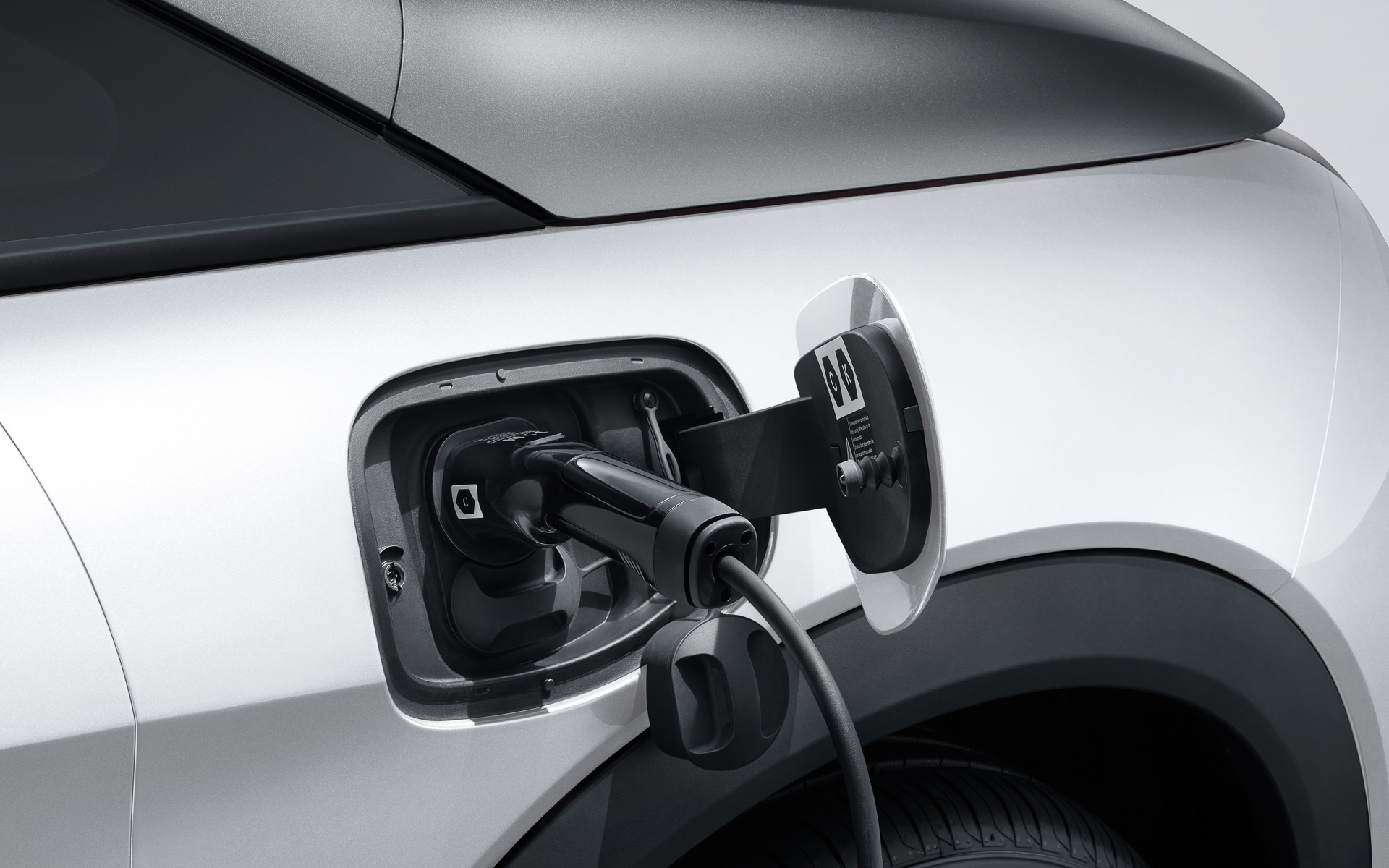 CAHdeMO規格の急速充電に対応し、駆動用バッテリに蓄えた電力を外部給電する「V2H/V2L」にも対応