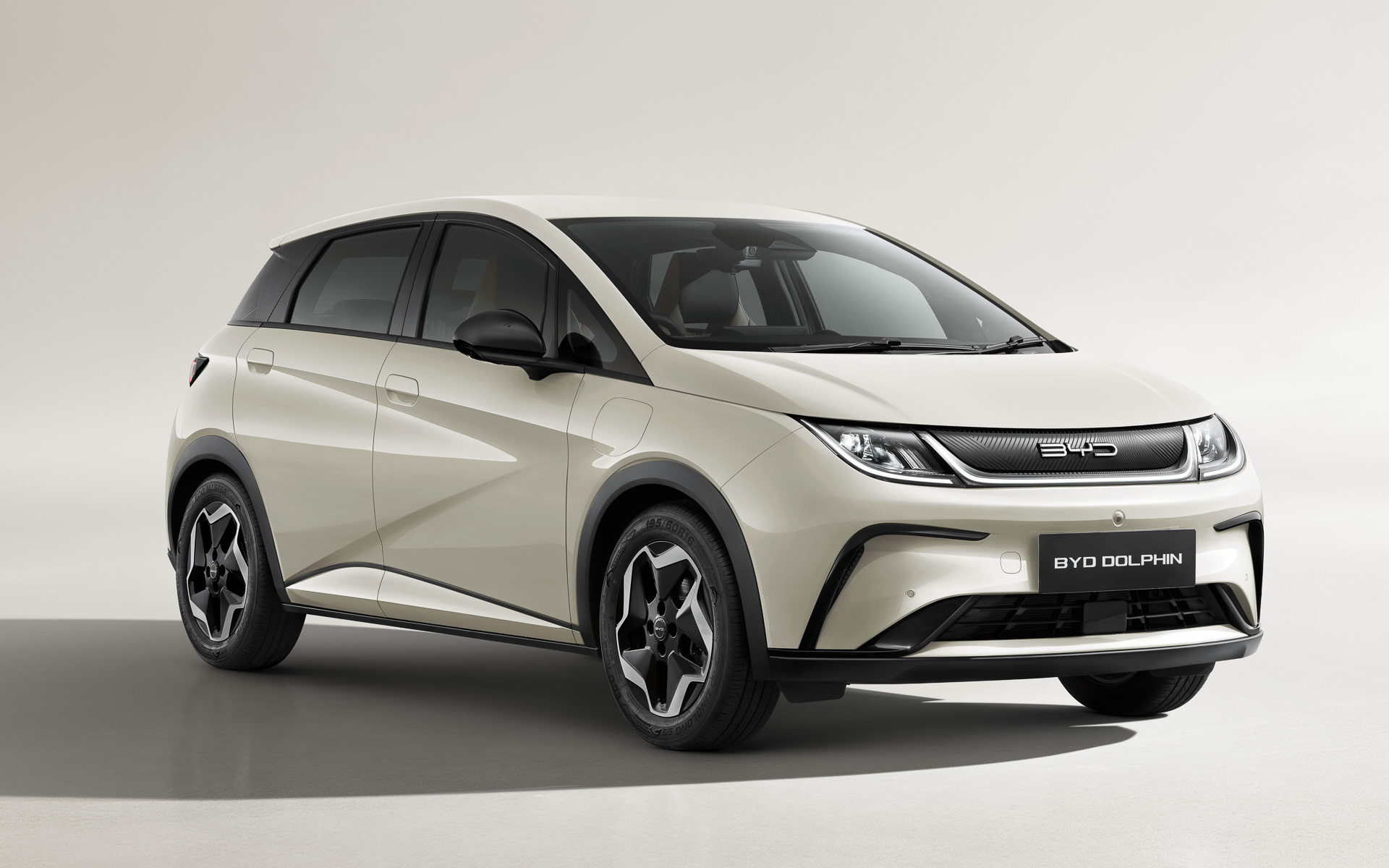 「DOLPHIN Baseline」（上段）は単色のボディカラー3色、「DOLPHIN Long Range」（下段）はルーフやピラー、ボンネットなどを塗り分けた2トーンのボディカラー4色をラインアップする