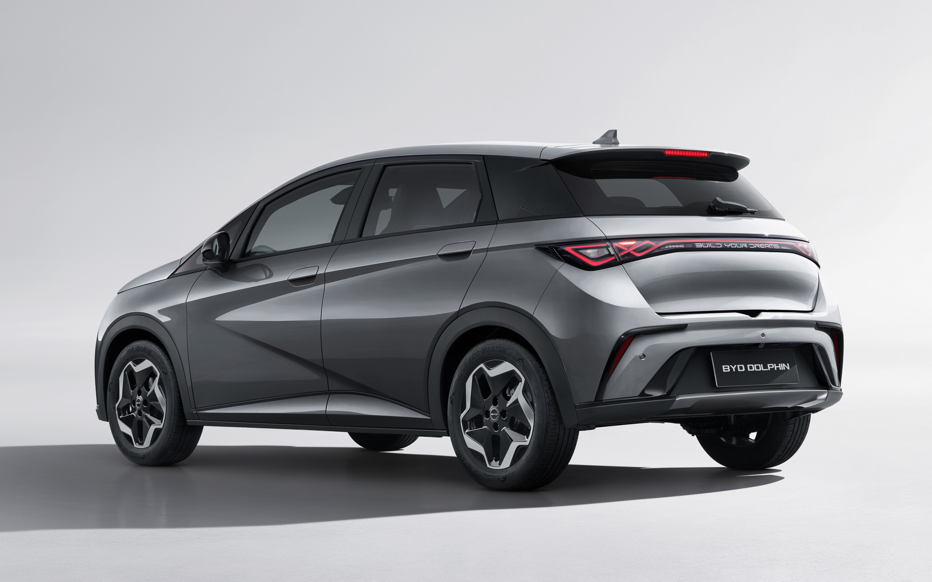 「DOLPHIN Baseline」（上段）は単色のボディカラー3色、「DOLPHIN Long Range」（下段）はルーフやピラー、ボンネットなどを塗り分けた2トーンのボディカラー4色をラインアップする