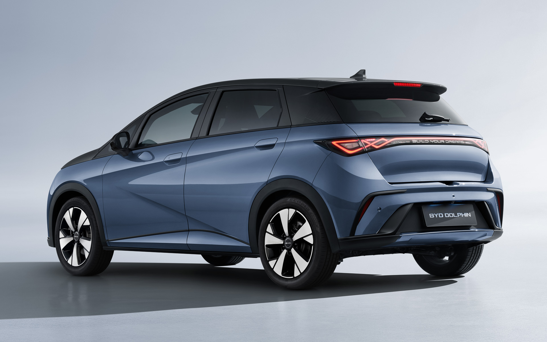 「DOLPHIN Baseline」（上段）は単色のボディカラー3色、「DOLPHIN Long Range」（下段）はルーフやピラー、ボンネットなどを塗り分けた2トーンのボディカラー4色をラインアップする