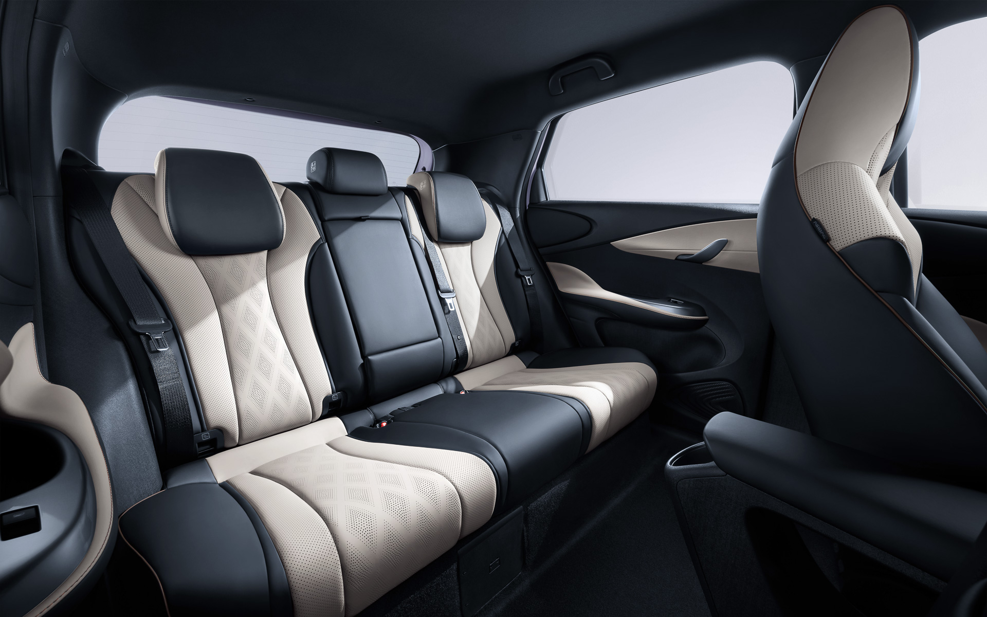 優雅な曲線的ラインで乗員の体をホールドするスポーティなシート。ボディカラーとコーディネートした内装色が与えられる