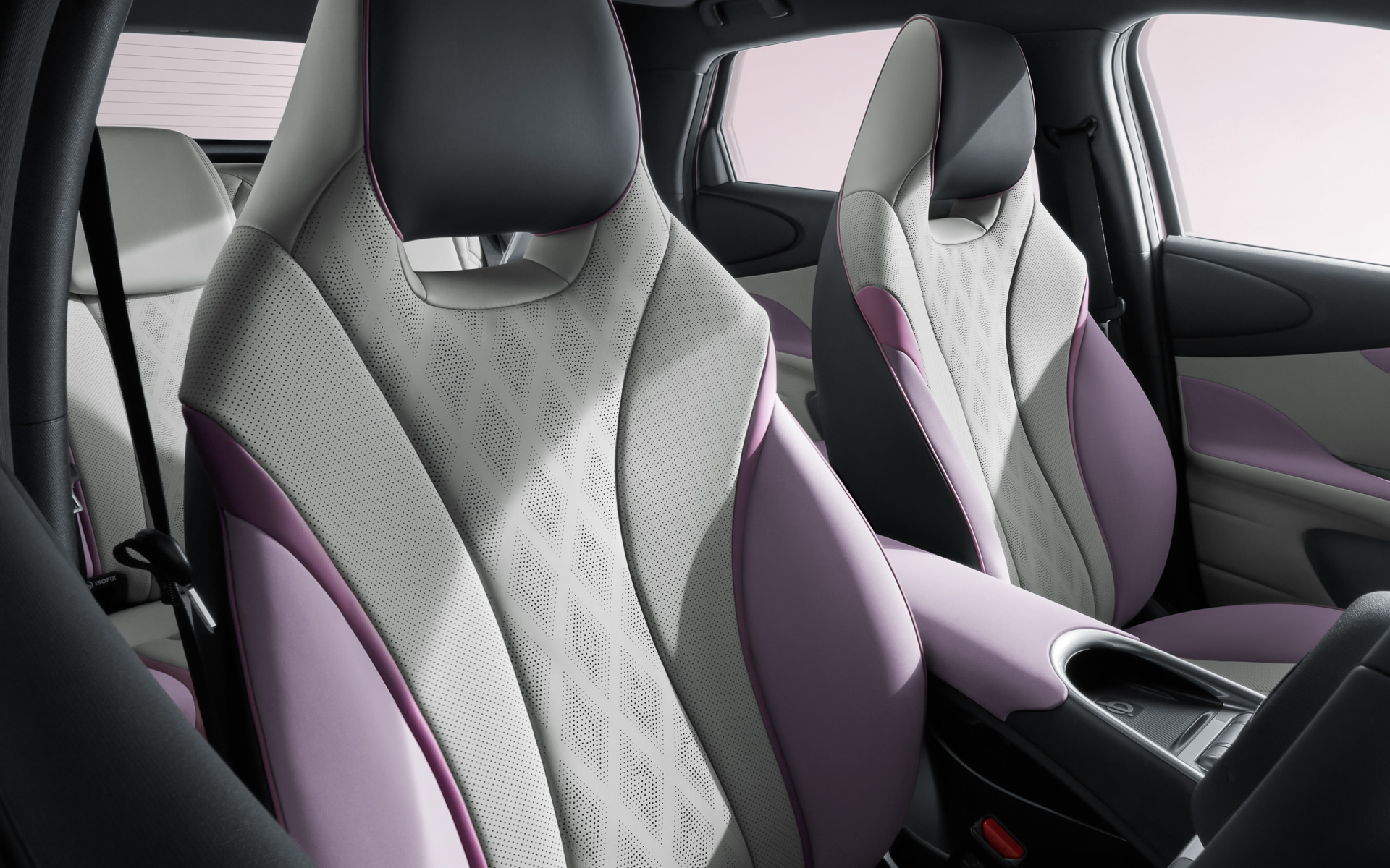 優雅な曲線的ラインで乗員の体をホールドするスポーティなシート。ボディカラーとコーディネートした内装色が与えられる