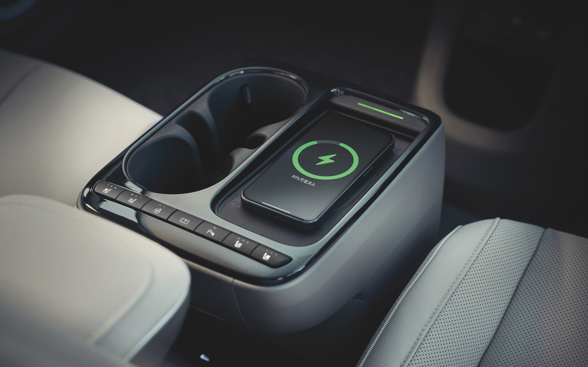 140mmの前後スライドが可能な「スライドコンソール」