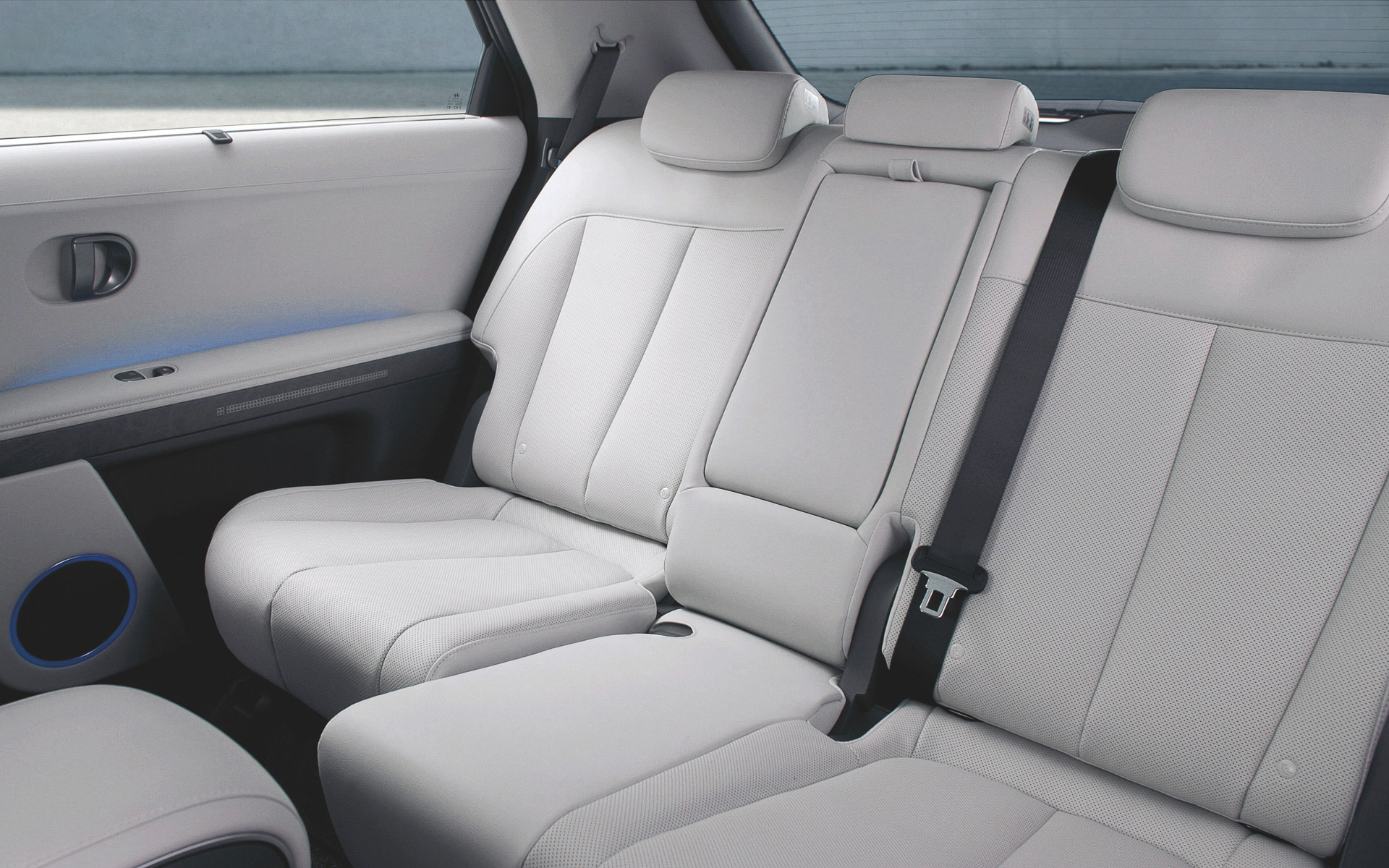 Loungeグレードは「後席電動スライド」を標準装備する