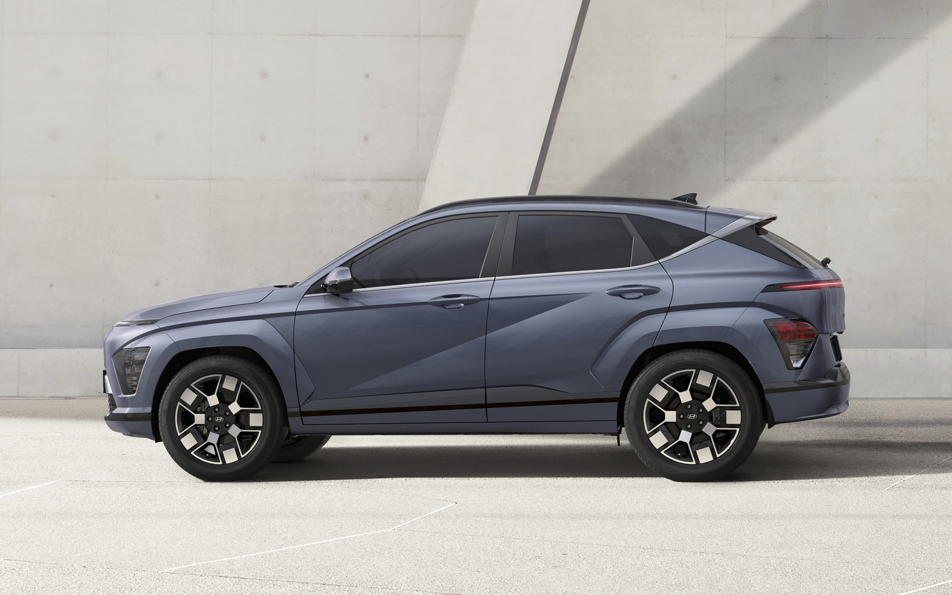 シャープなキャラクターラインが与えられたサイドビュー。鋭角に張り出した前後フェンダーでもSUVとしての個性を表現