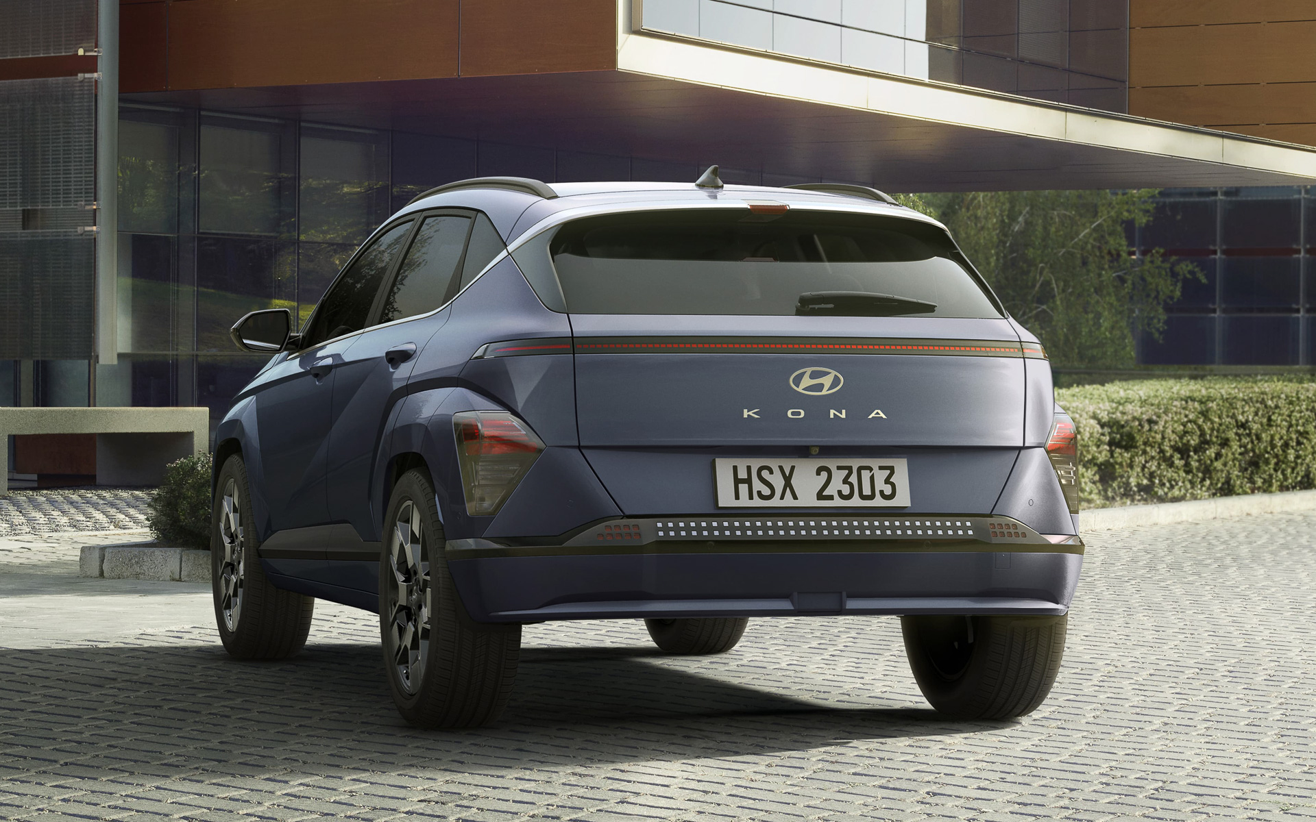 車両の前後に細くワイドなライトで描いた「シームレスホライゾンランプ」を採用