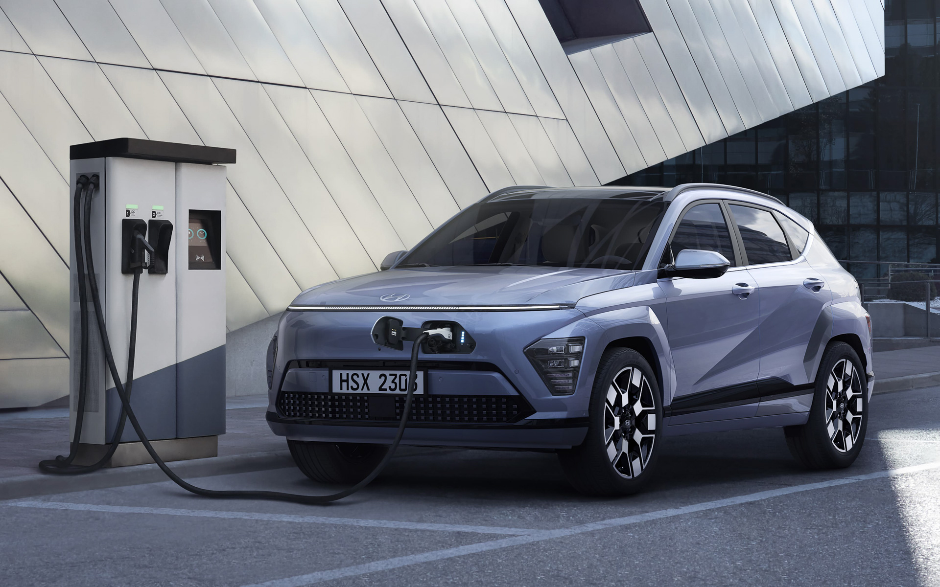 フロントノーズに充電ポートを設定。CHAdeMO規格の急速充電と200Vの普通充電に対応し、「V2H」「V2L」も利用可能