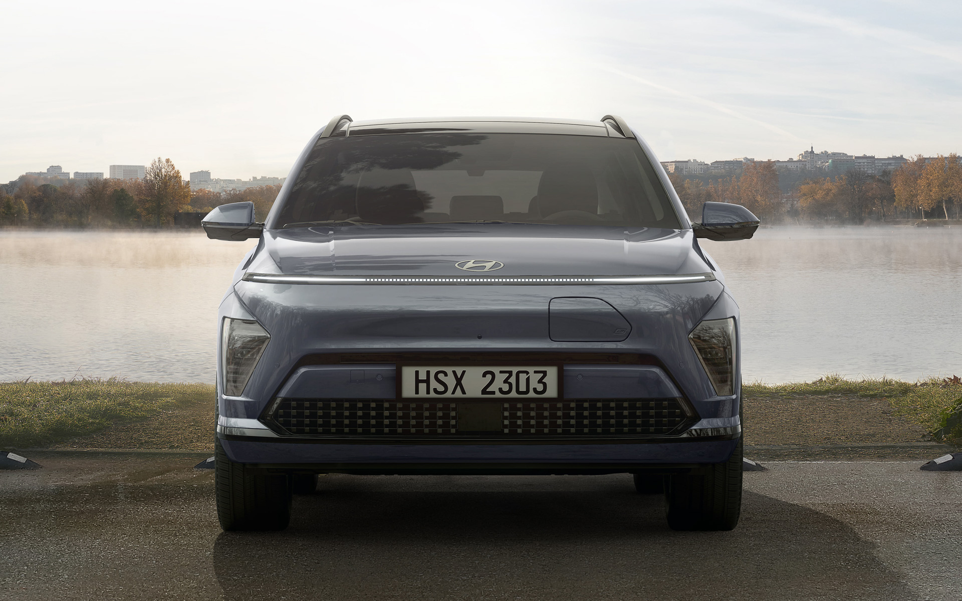 フロントノーズに充電ポートを設定。CHAdeMO規格の急速充電と200Vの普通充電に対応し、「V2H」「V2L」も利用可能