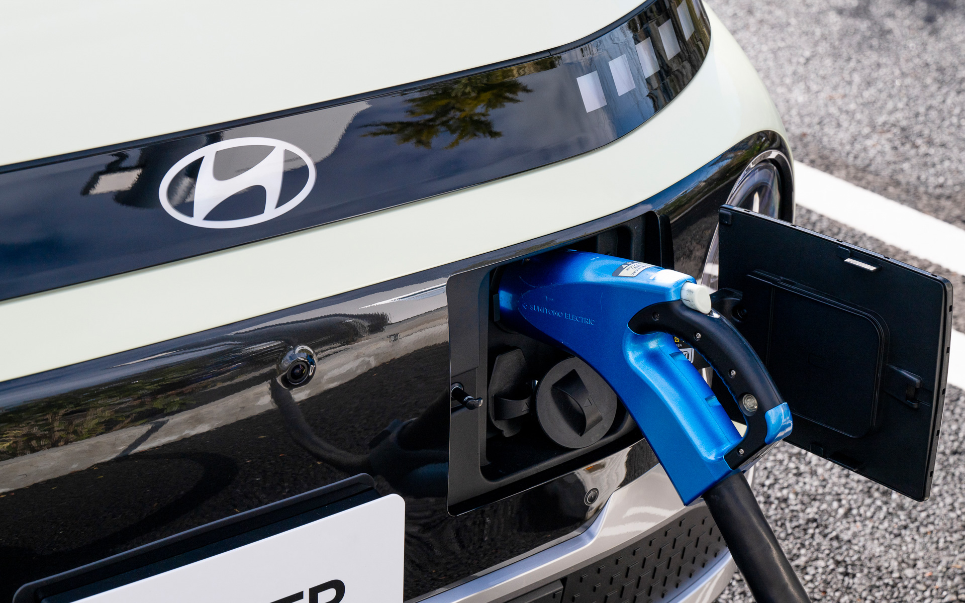 充電ポートはフロントノーズ左側に設定