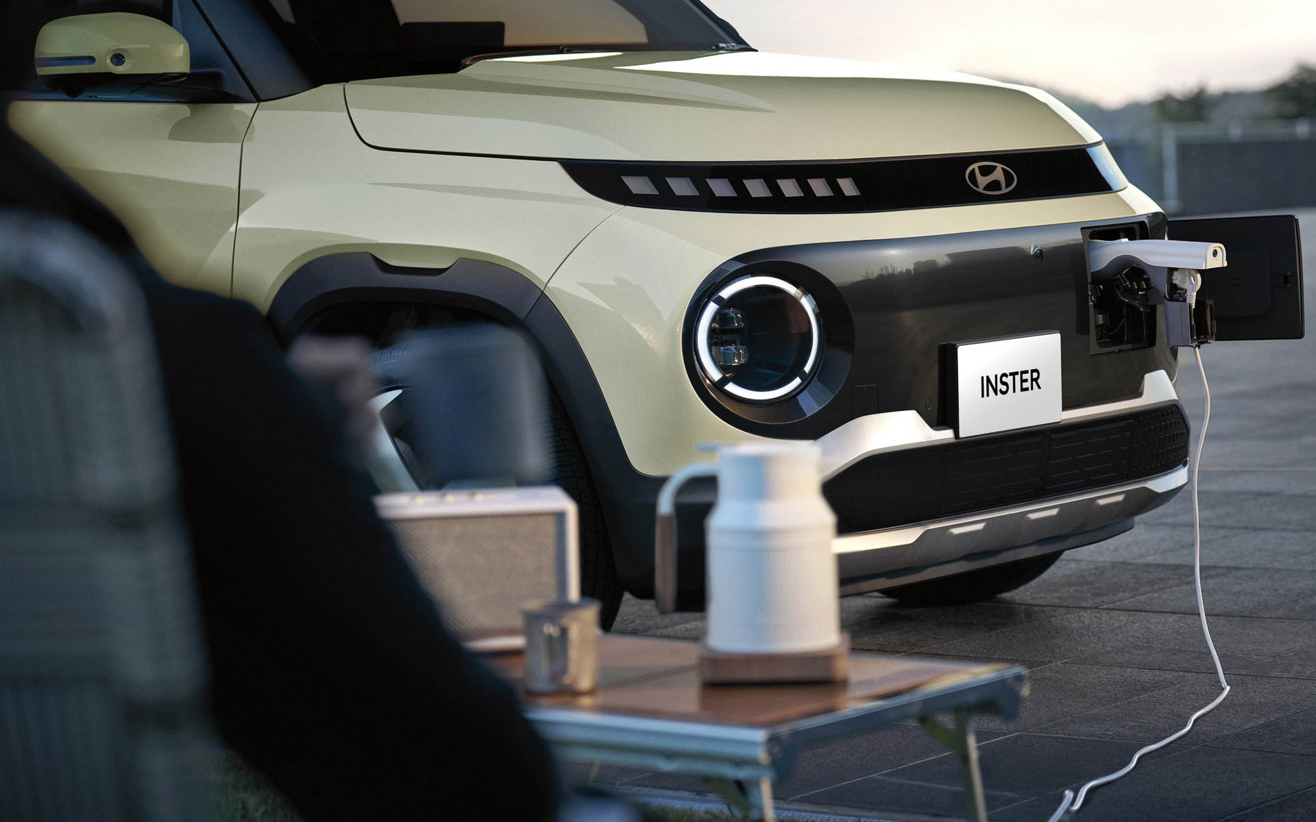 充電ポートに標準装備するコネクターを接続する「室外V2L」とセンターコンソール下側のAC100Vコンセントを利用する「室内V2L」の2種類を用意