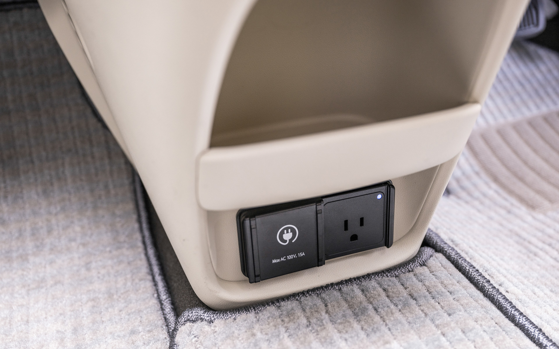 充電ポートに標準装備するコネクターを接続する「室外V2L」とセンターコンソール下側のAC100Vコンセントを利用する「室内V2L」の2種類を用意