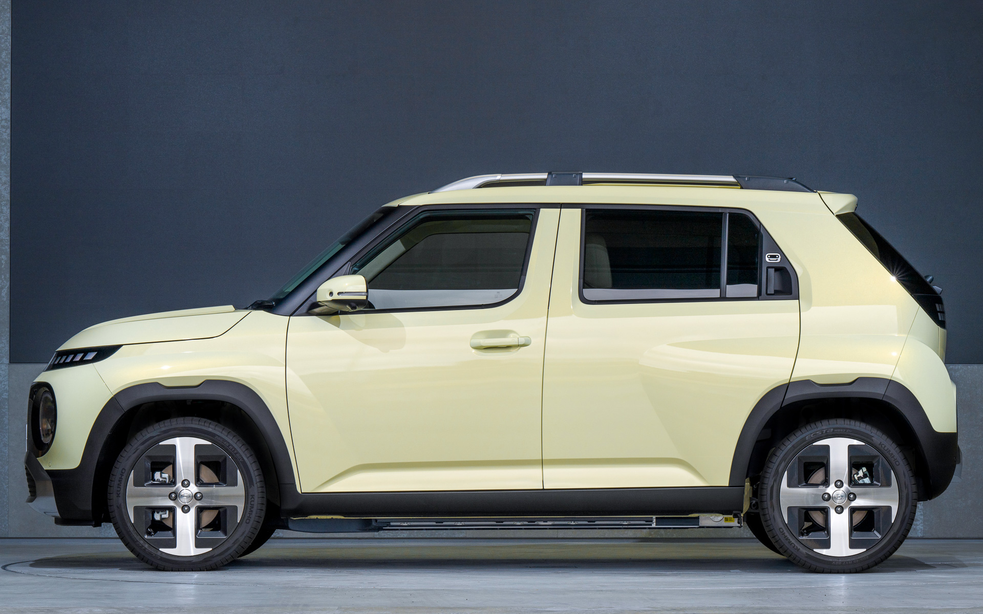 ボディサイズは3830×1610×1615mm（全長×全幅×全高）、ホイールベースは2580mm