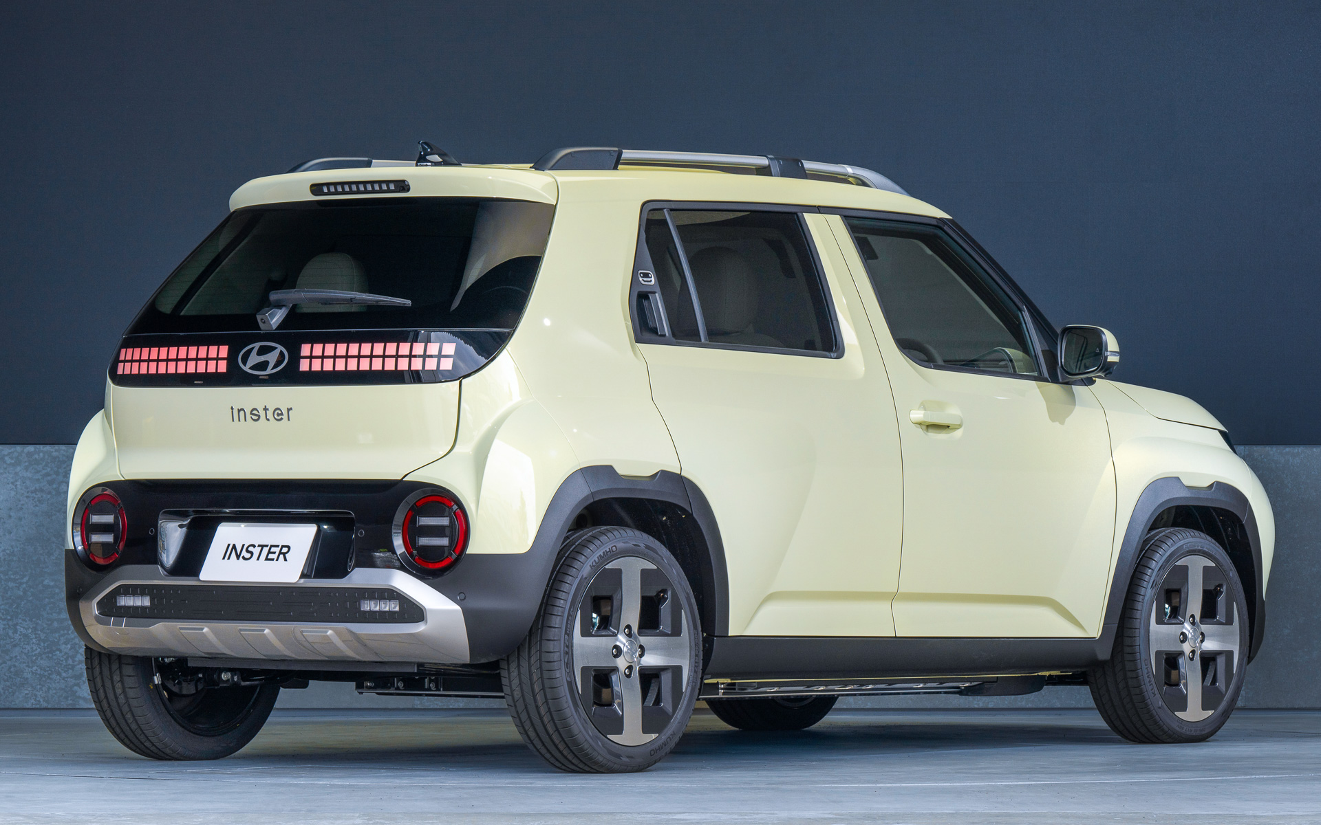 ボディサイズは3830×1610×1615mm（全長×全幅×全高）、ホイールベースは2580mm