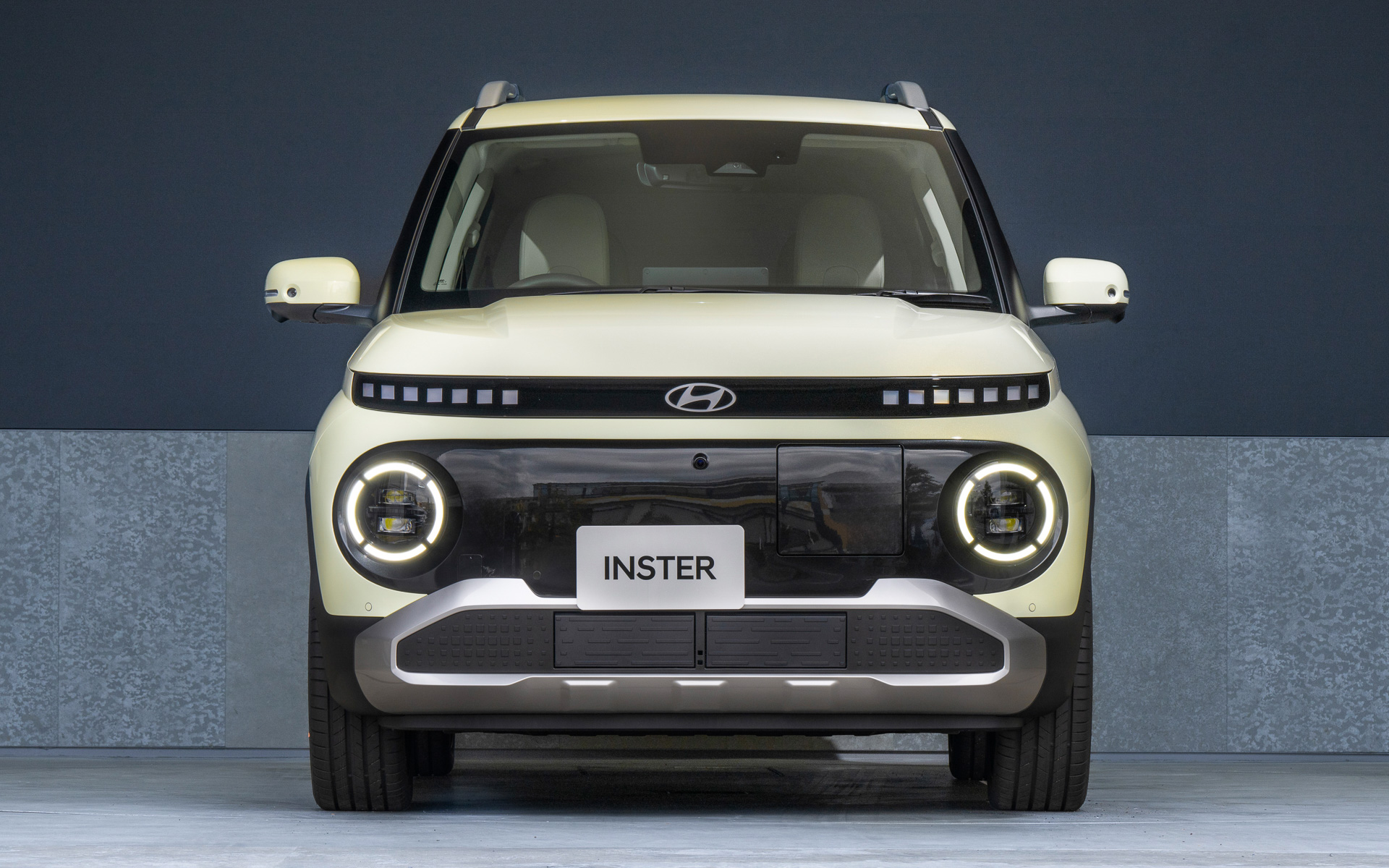 フロントマスクの「アラウンドクリアランプ＆ピクセルグラフィックターンシグナルランプ」、テールゲートの「リアコンビネーションランプ（LEDタイプ）」で独自の世界観を表現