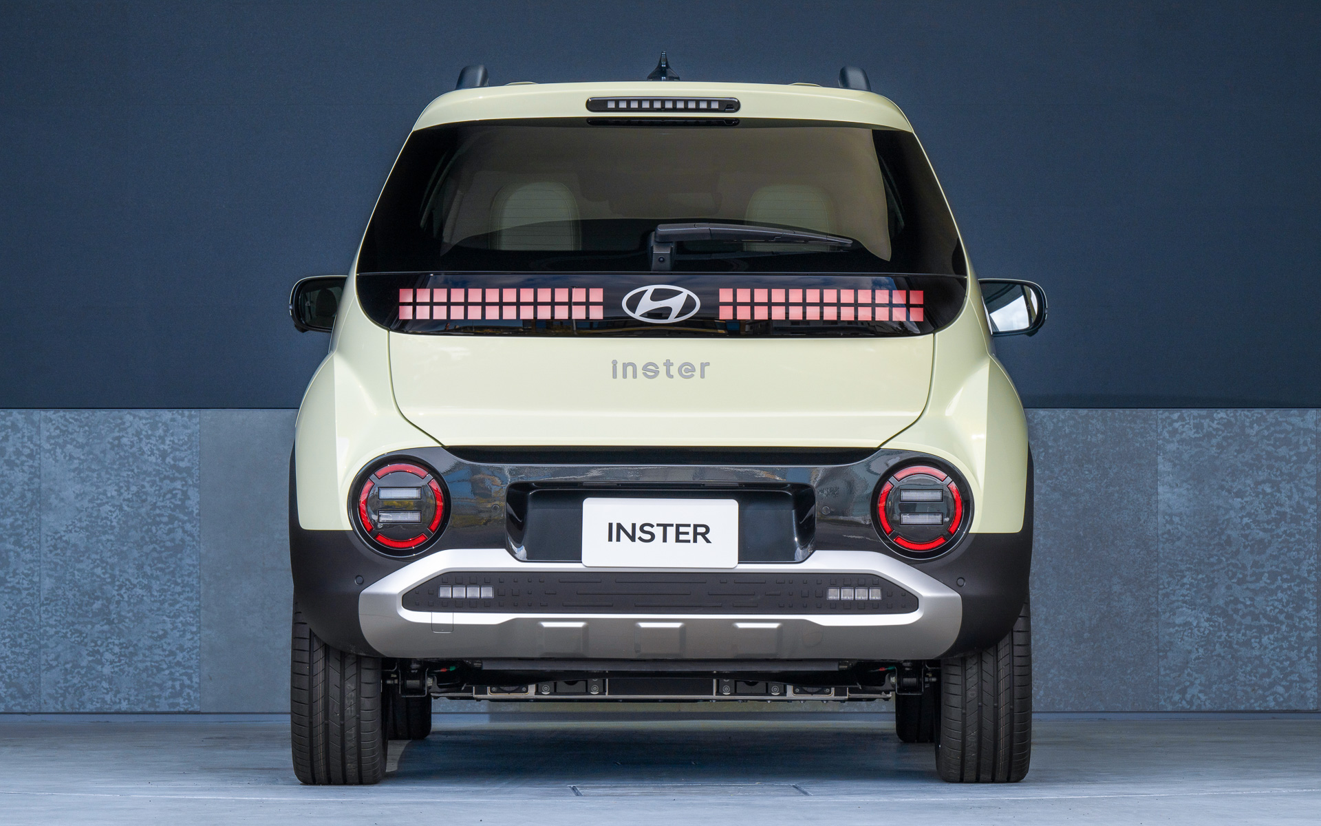 フロントマスクの「アラウンドクリアランプ＆ピクセルグラフィックターンシグナルランプ」、テールゲートの「リアコンビネーションランプ（LEDタイプ）」で独自の世界観を表現