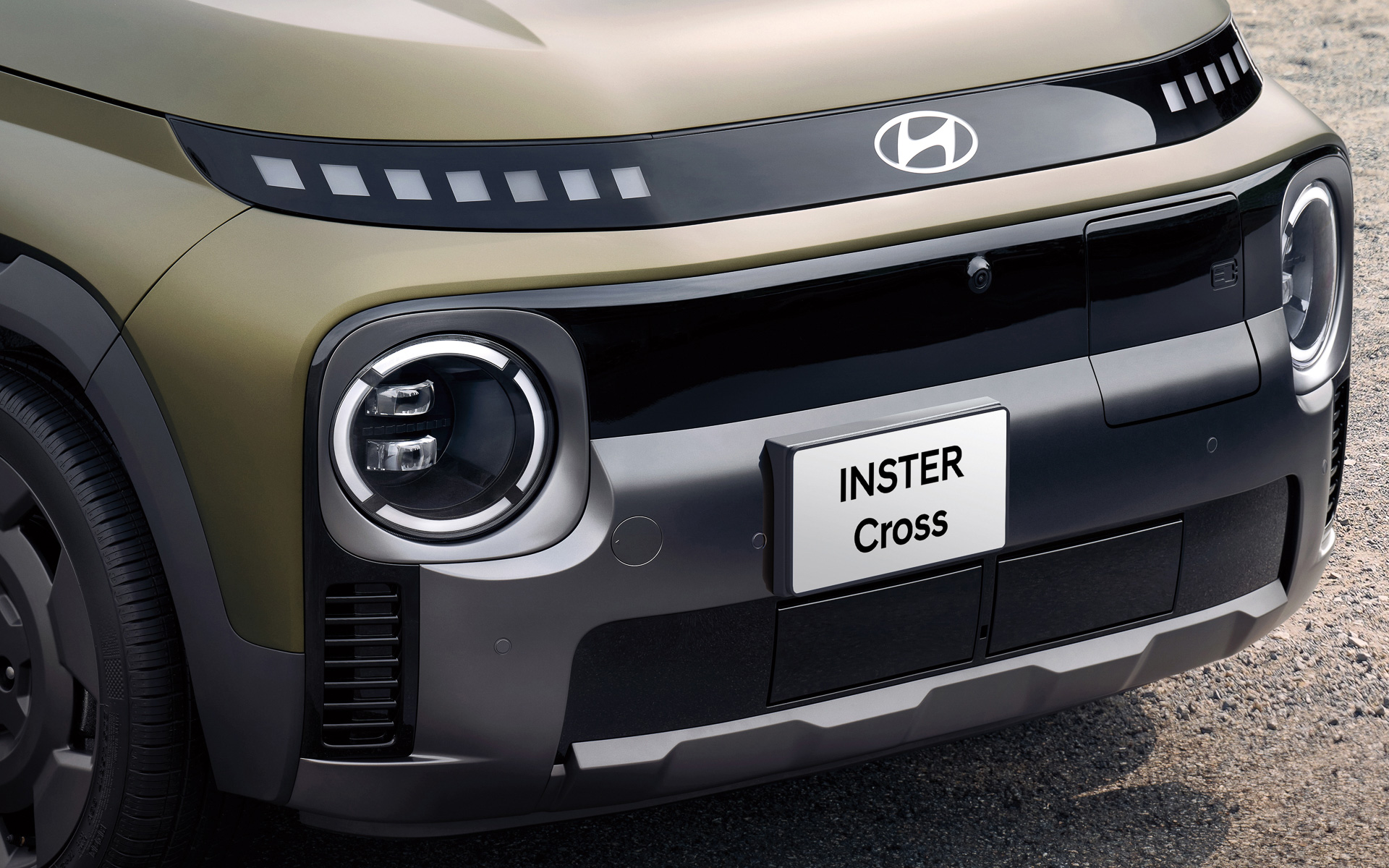 専用デザインの前後バンパーなどを装着してSUVのような力強さをアピール