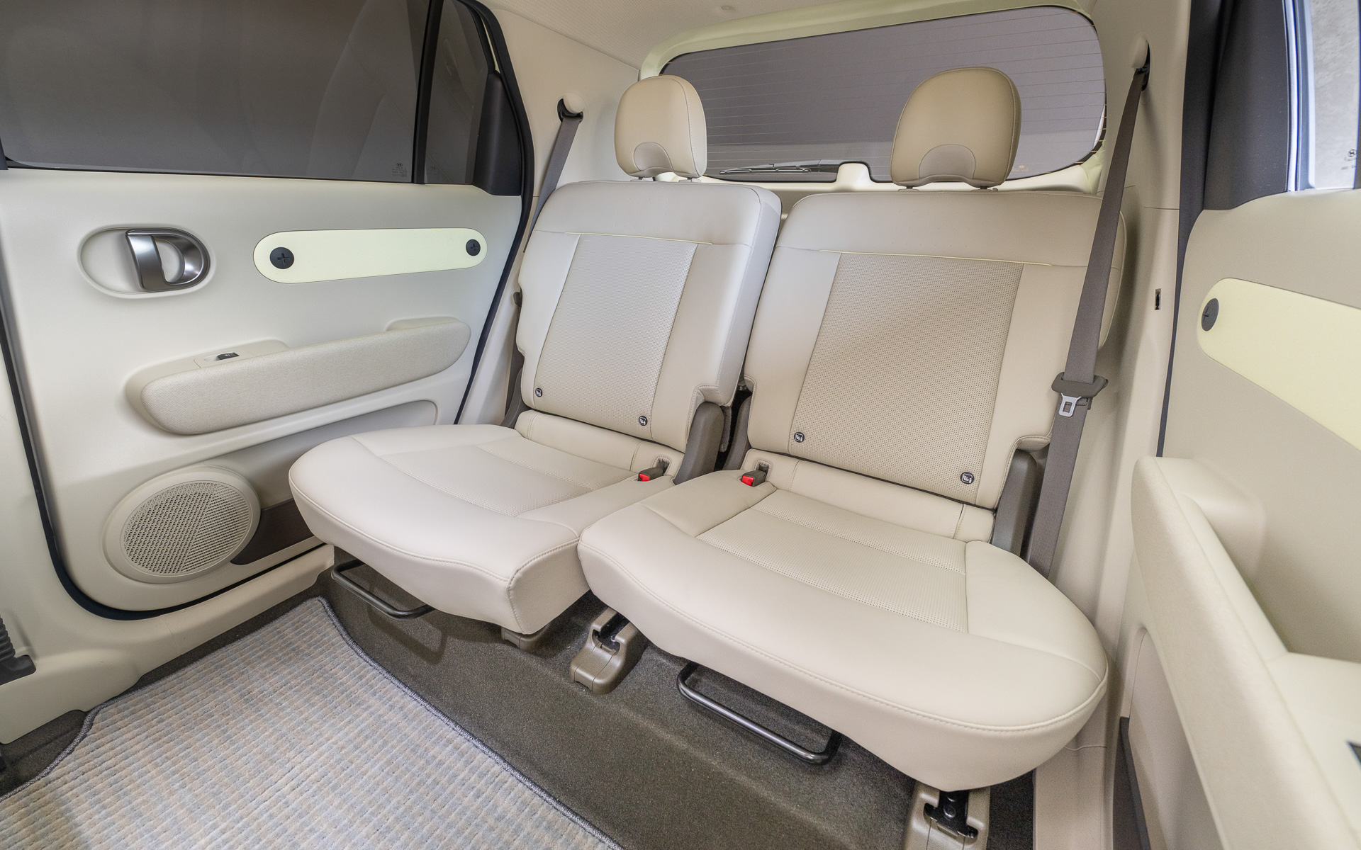 フラットな前倒しが可能なフロントシートや左右分割でスライド可能なリアシートなどを活用して車内をさまざまなスペースに利用できる