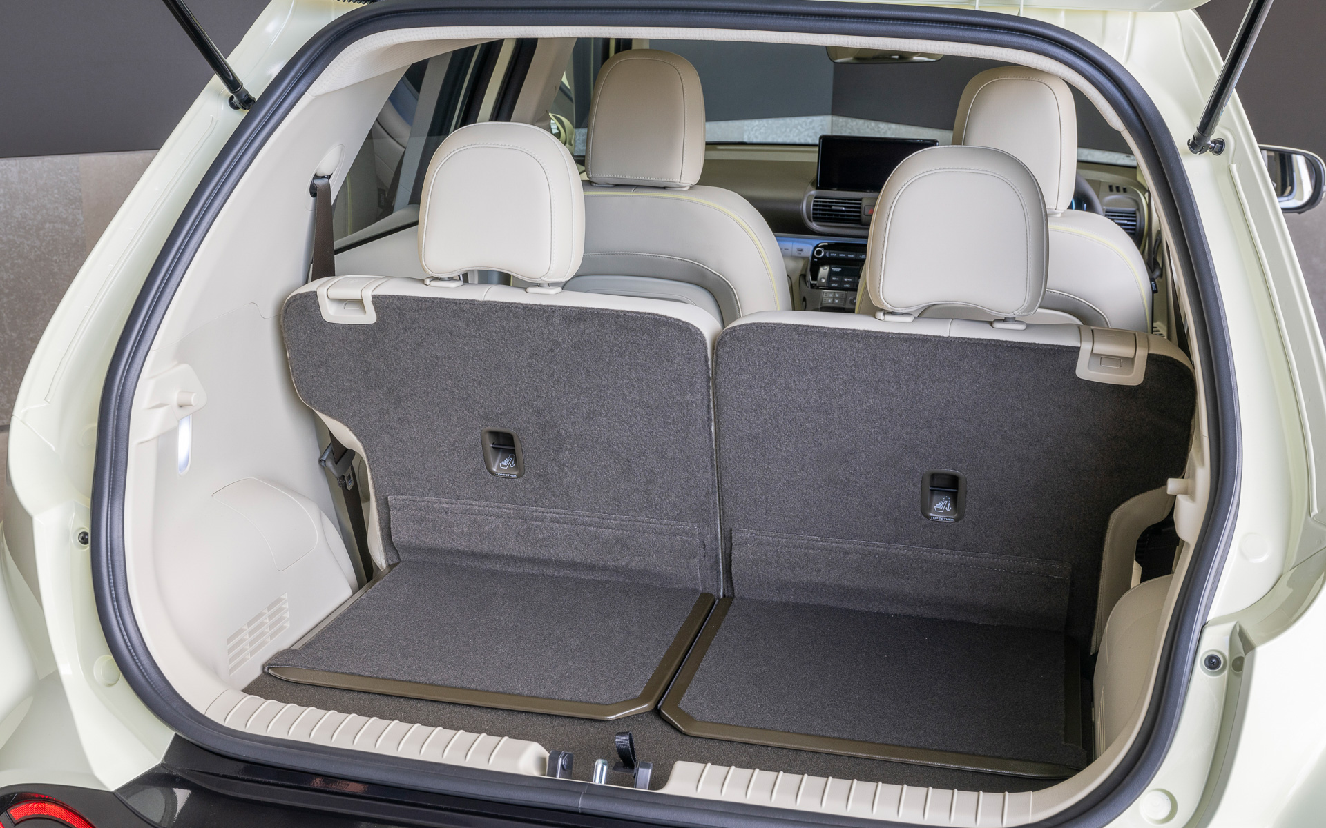 ラゲッジスペース容量は全車共通で280L