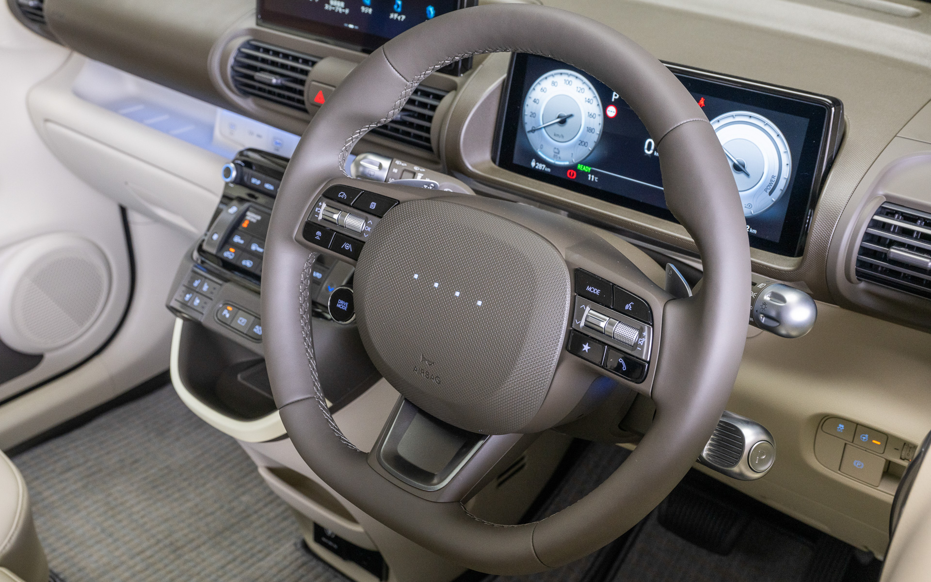 Casual以外のグレードではヒーター機能を内蔵する本革ステアリングを採用