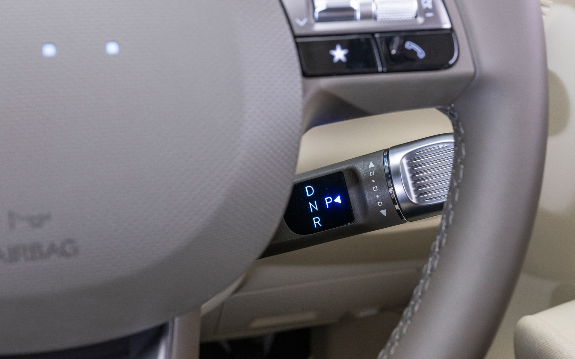 「電子制御シフトレバー」をステアリングコラム右側に設定