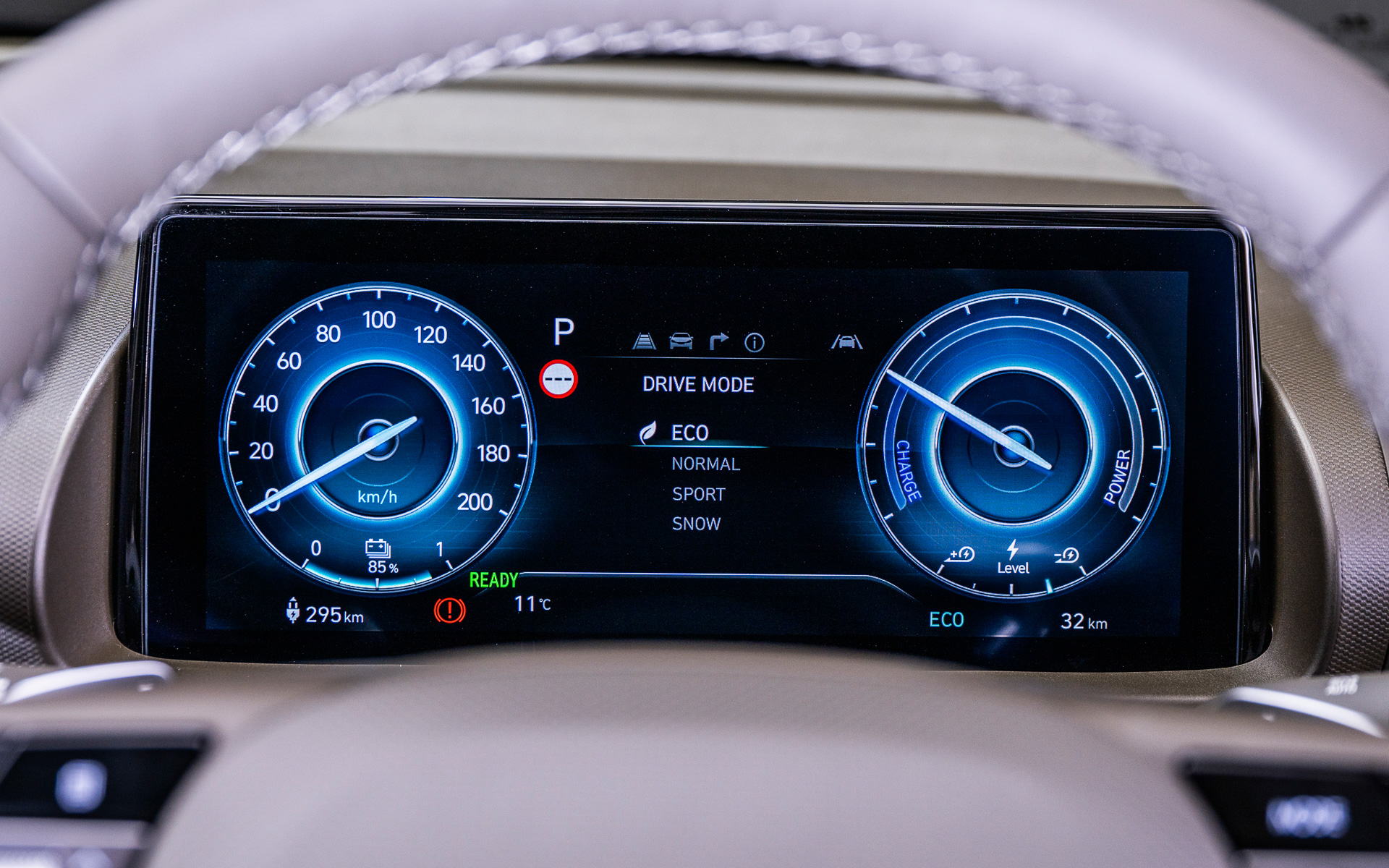 大型デジタルメーターの「12.5インチカラーLCDクラスター」