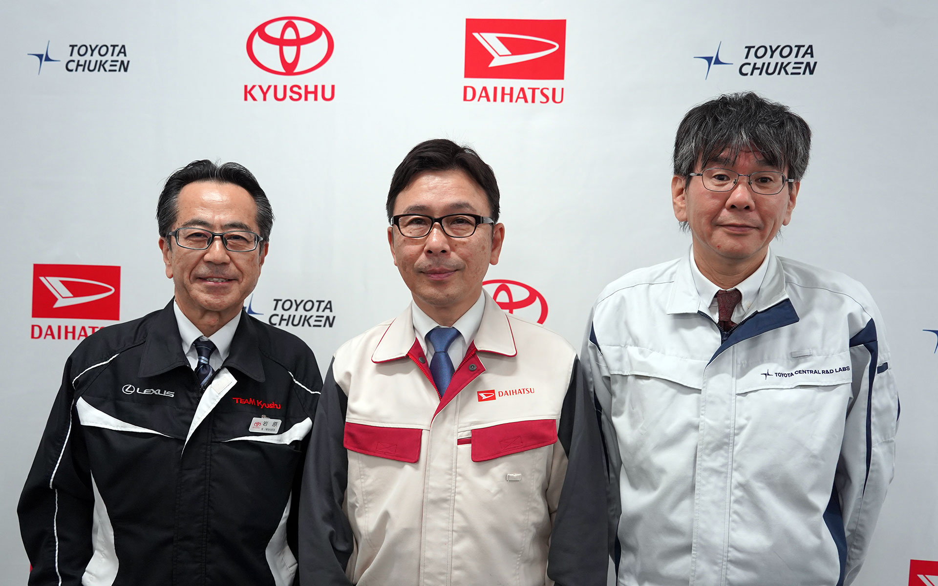 左から、トヨタ自動車九州株式会社 取締役副社長 岩原信隆氏、ダイハツ工業株式会社 取締役副社長 桑田正規氏、株式会社豊田中央研究所 執行職 アドミニストレーション部門 部門長 田辺稔貴氏