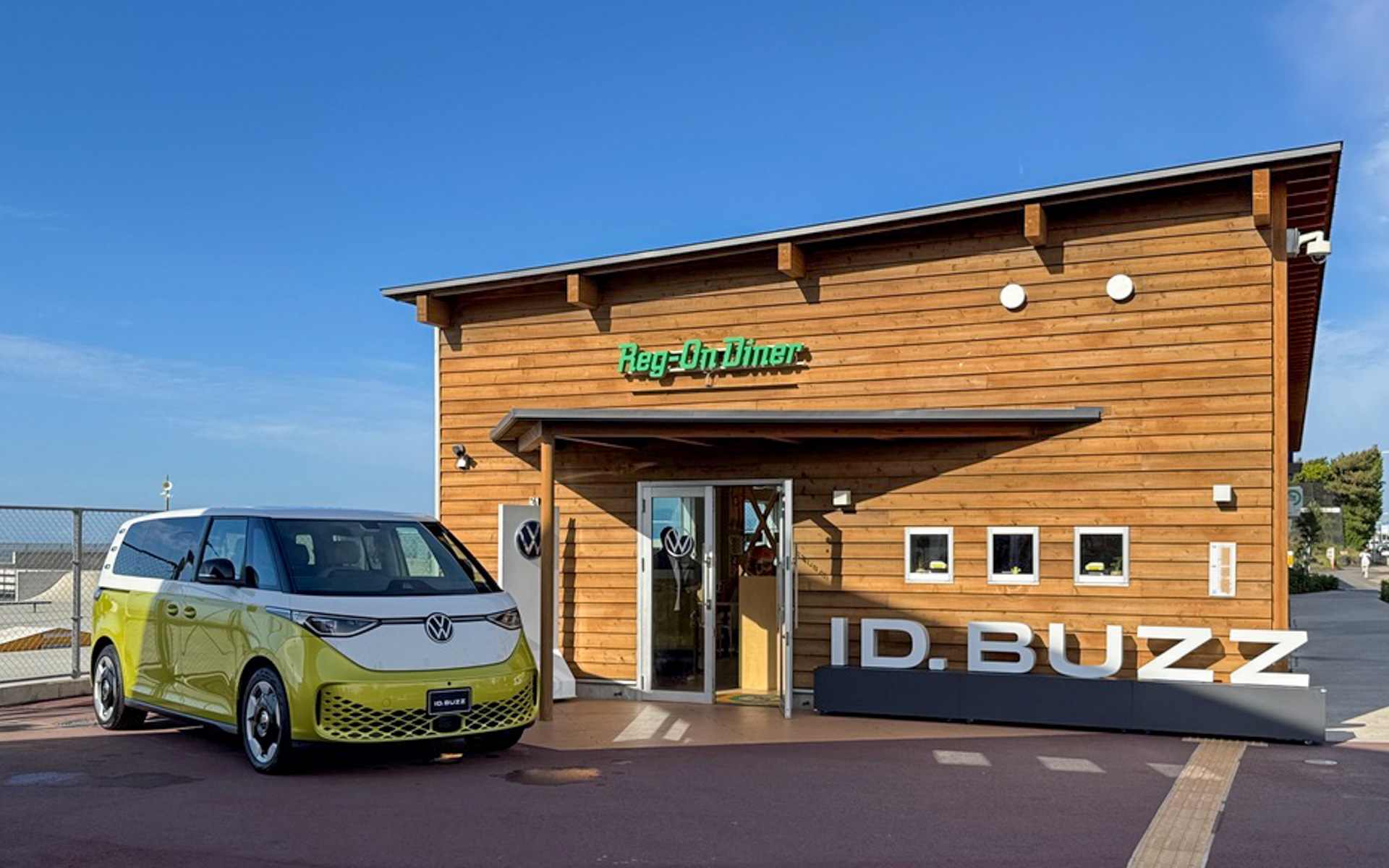 鵠沼海岸にあるハンバーガーやロコモコが美味しい「Reg-On Diner」が、この日はID.Buzz仕様になっていました。カリフォルニアっぽい雰囲気がとても素敵！