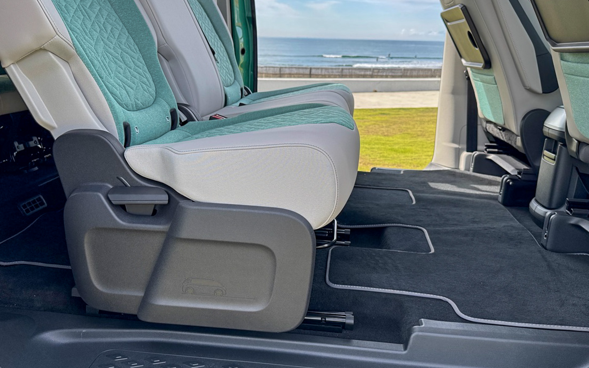 2列目シートのフロアはフラットで、足下ひろびろ。シートの横にはID.Buzzのアイコンがさりげなく刻印されていてかわいいです。