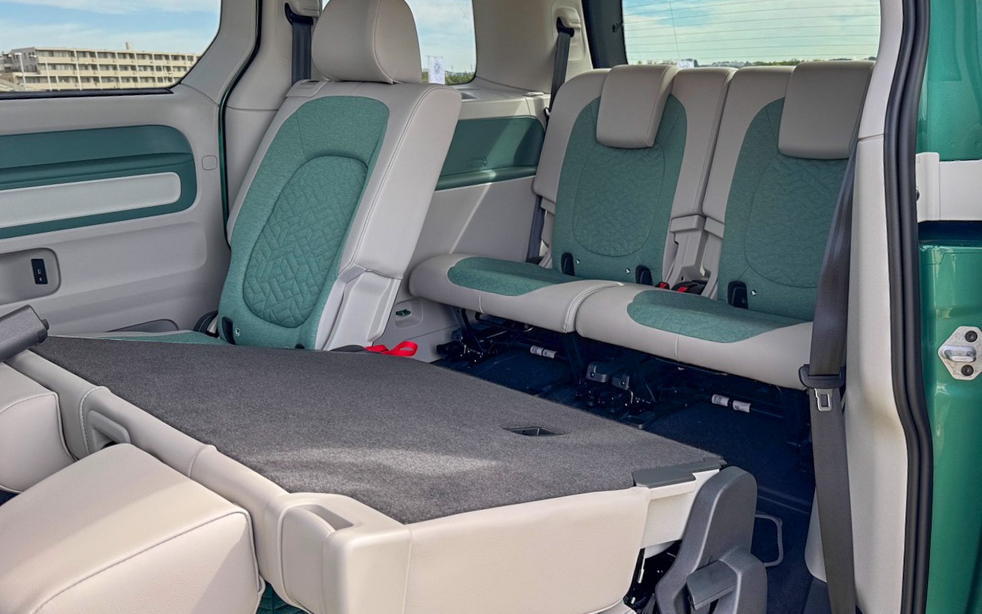 3列目シートも大人が十分に座れるスペースを確保しています。アームレストのところにはカップホルダーもあり、ここにもID.Buzzのアイコンが走る様子が刻印されていました