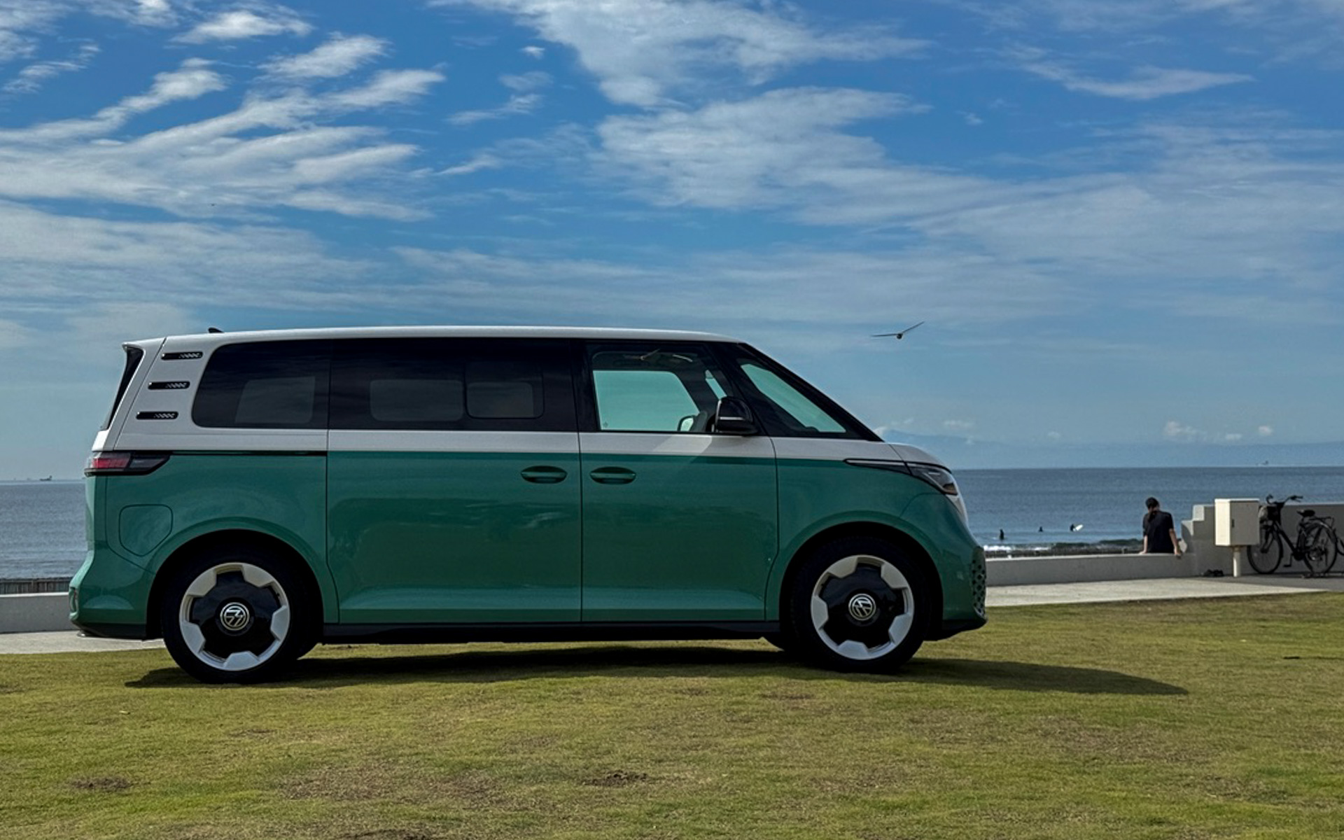 湘南の海を背景に撮影していると、波乗りをしていたサーファーの皆さんが「さっき海から見えてて気になって見に来たよ」と立ち寄ってくれました。やっぱり、このデザインは海に似合いますね