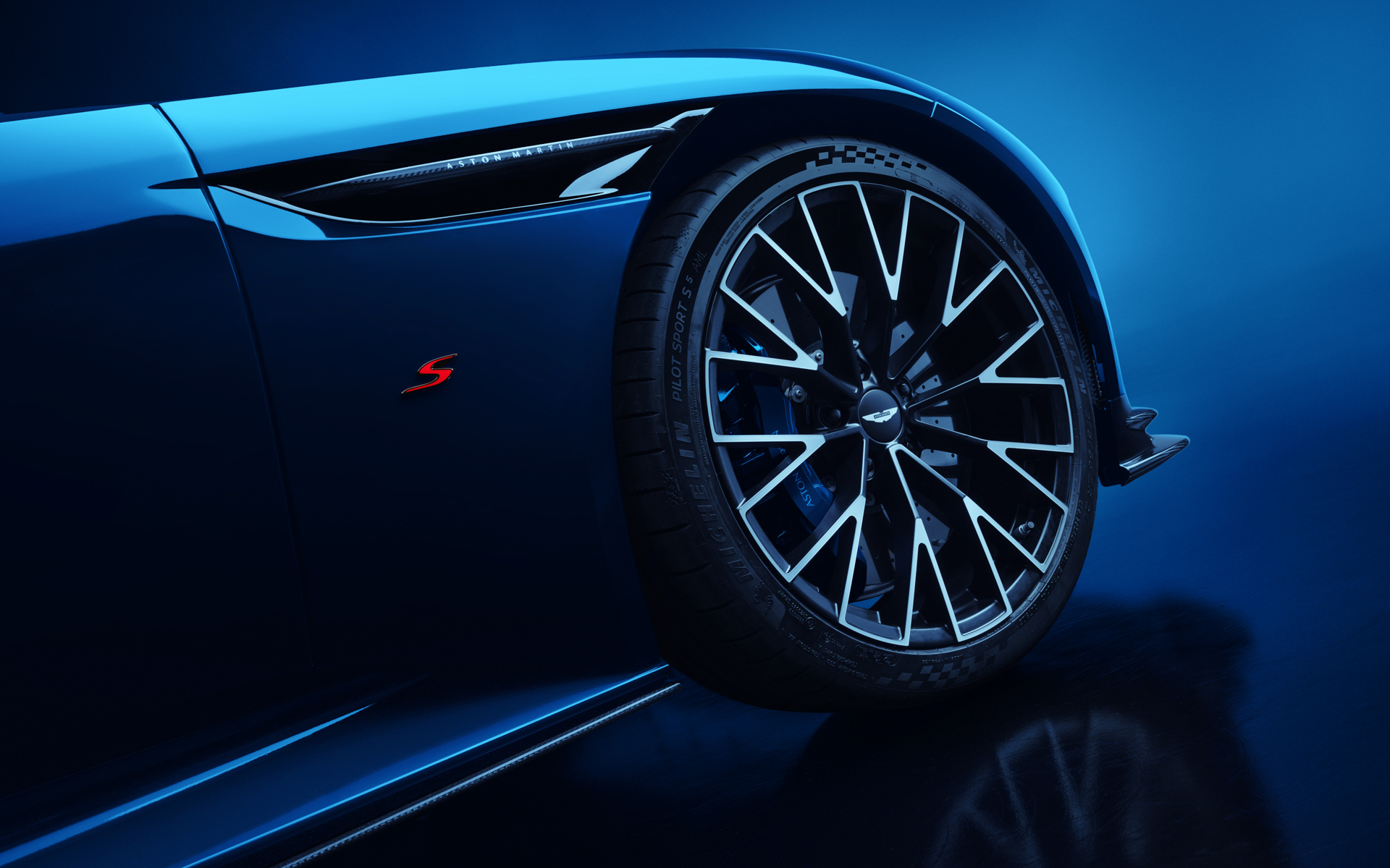 カーボンセラミックブレーキ（CCB）を標準装備