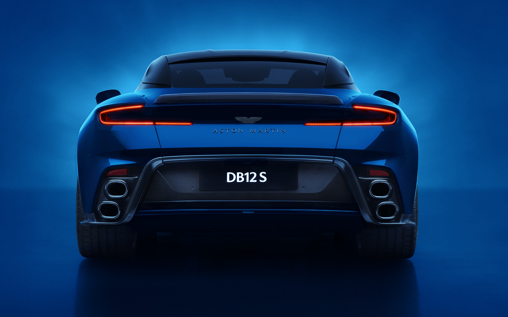 左右4本出しの新型クアッドテールパイプを採用。リアディフューザーも新形状となっている