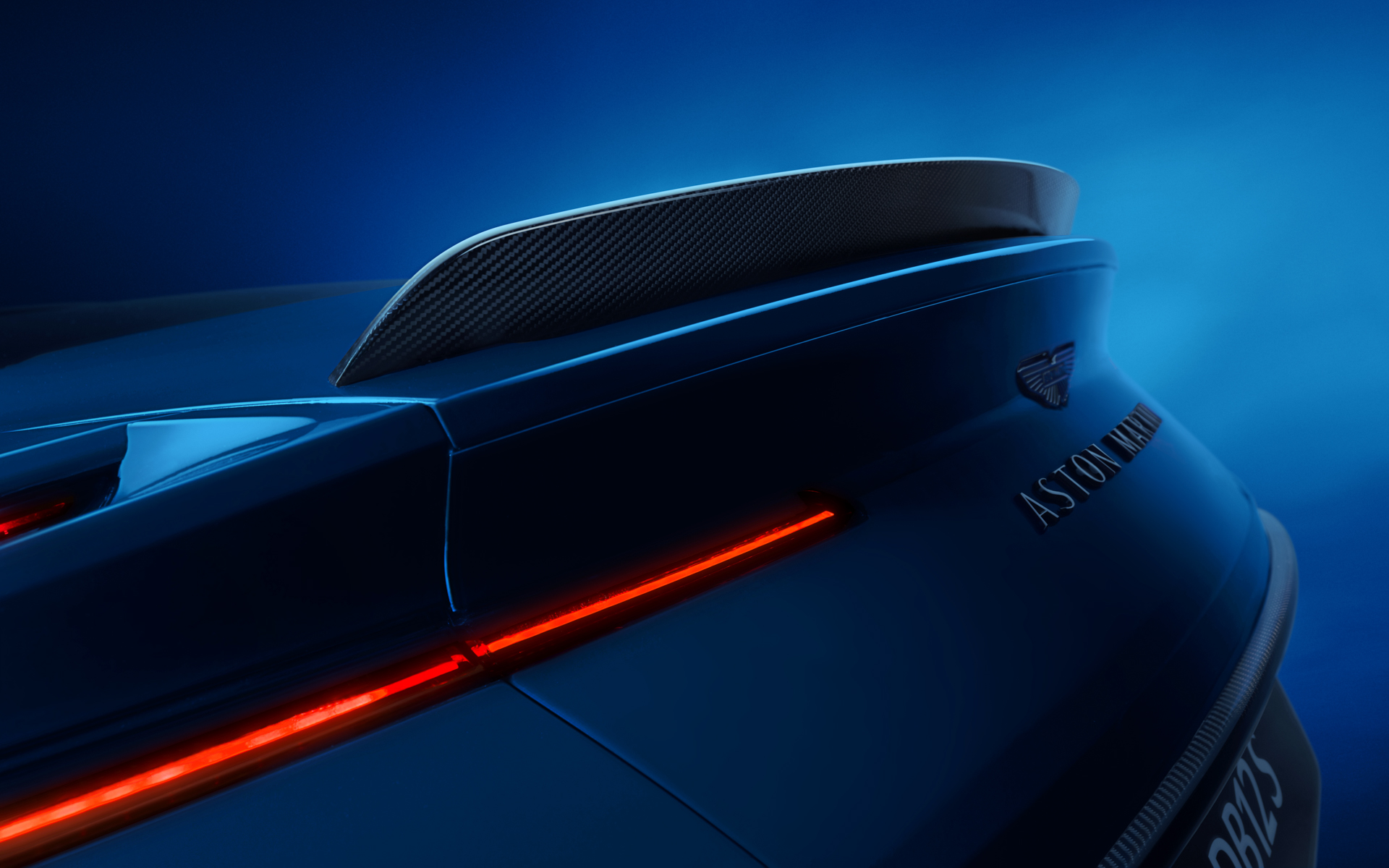 ダウンフォースを生む固定式のリアウイングも装備する