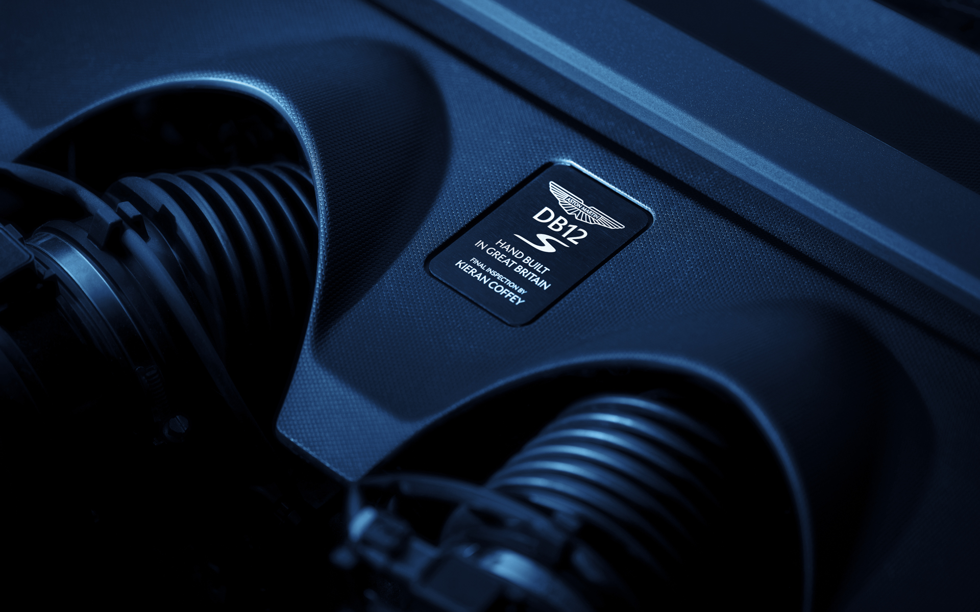 最高出力700PS/6000rpm、最大トルク800Nm/3000～6000rpmを発生するV型8気筒4.0リッターツインターボを搭載