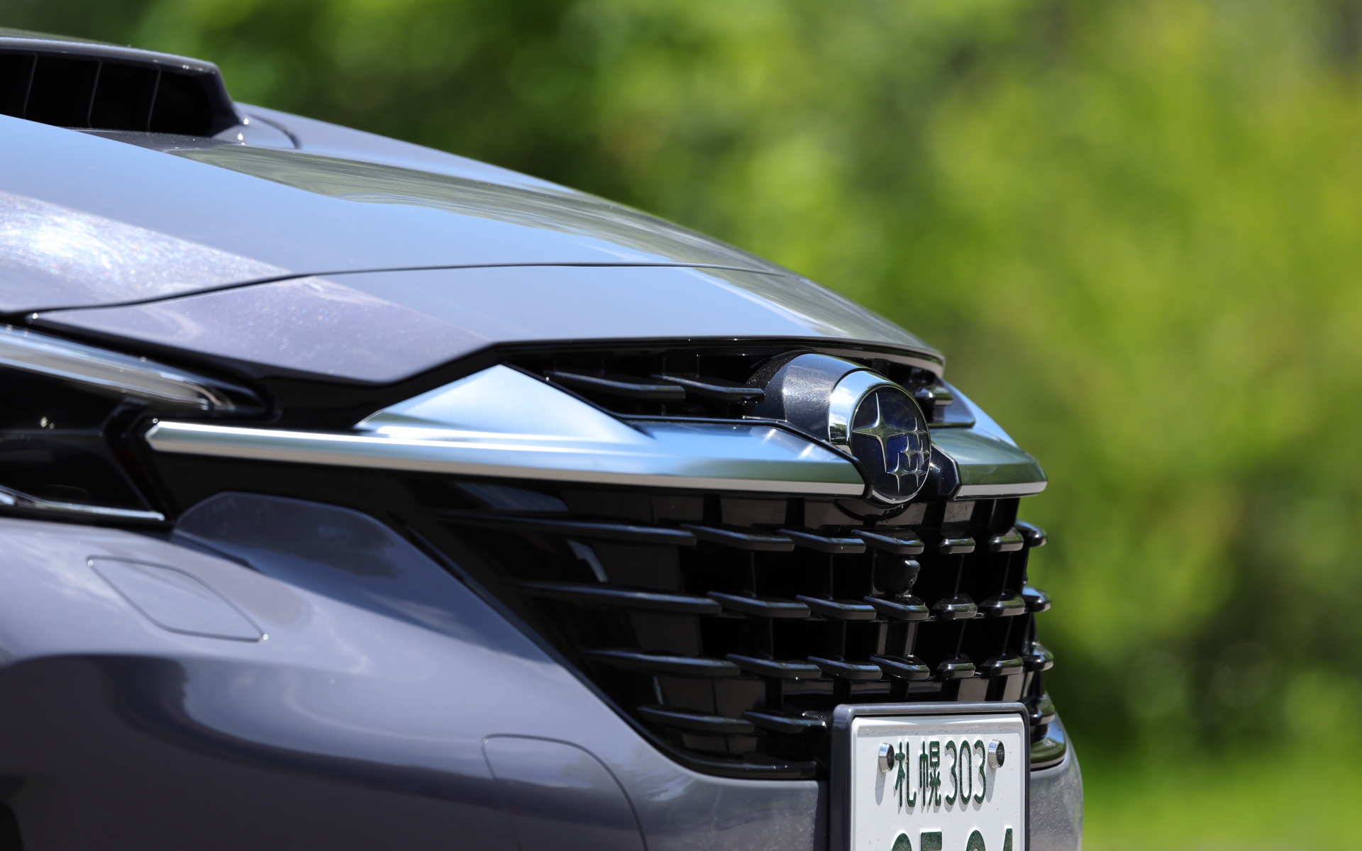 「豊かさ」「おおらかさ」を表現したフロントグリル。伸びやかなウイングはヘッドライトまでつながり、フロントグリルとフロントバンパーの一体感を演出